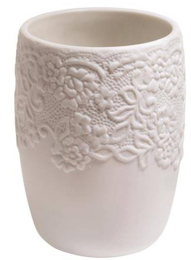 Weißer Keramikbecher mit erhabenem Blumenmuster im Spitzenstil in der oberen Hälfte.