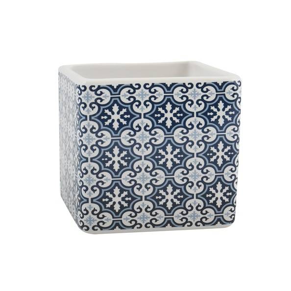 Quadratischer Keramikblumentopf mit blauem und weißem geometrischem Fliesenmuster auf weißem Hintergrund.