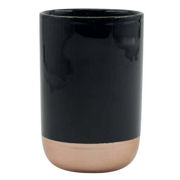 Schwarze Keramiktasse mit beiger Basis auf weißem Hintergrund.