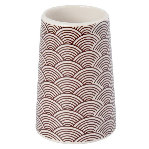 Weiße Keramiktasse mit braun wiederholendem Muschelwellen-Muster, isoliert auf einfachem Hintergrund dargestellt.