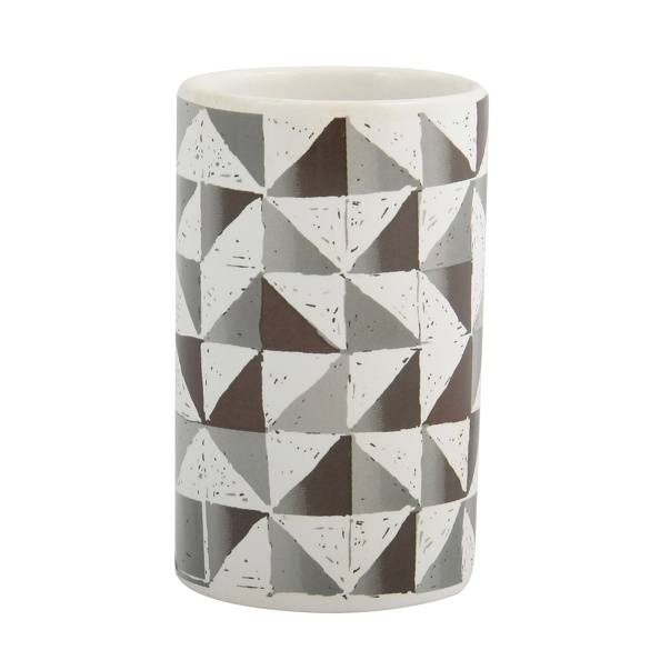 Weiße zylindrische Tasse mit geometrischem Dreieck-Muster in Grau, Weiß und Braun.