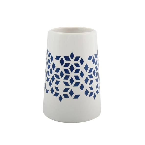 Weiße Keramikvase oder Becher mit einem blauen geometrischen Hexagon-Mosaik-Band in der Mitte auf einem einfachen weißen Hintergrund.