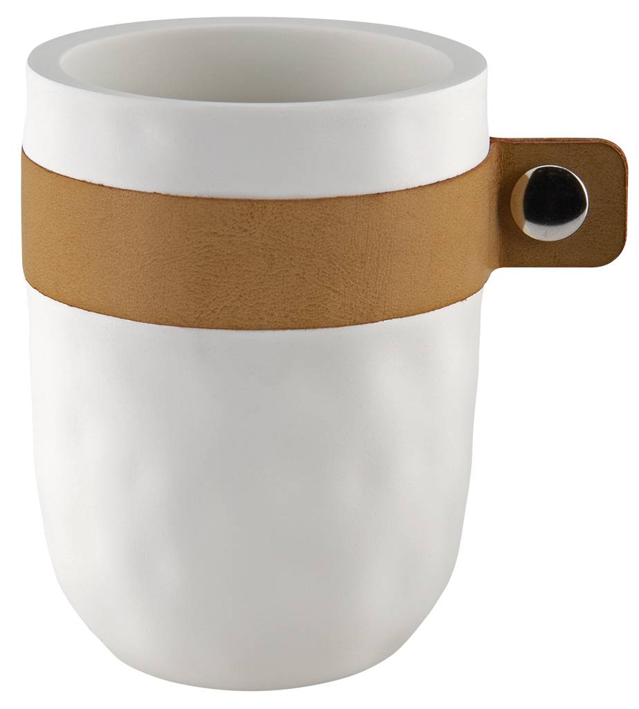 Weiße Keramiktasse mit einem hellbraun/beige Lederbandgriff und Druckknopfverschluss.