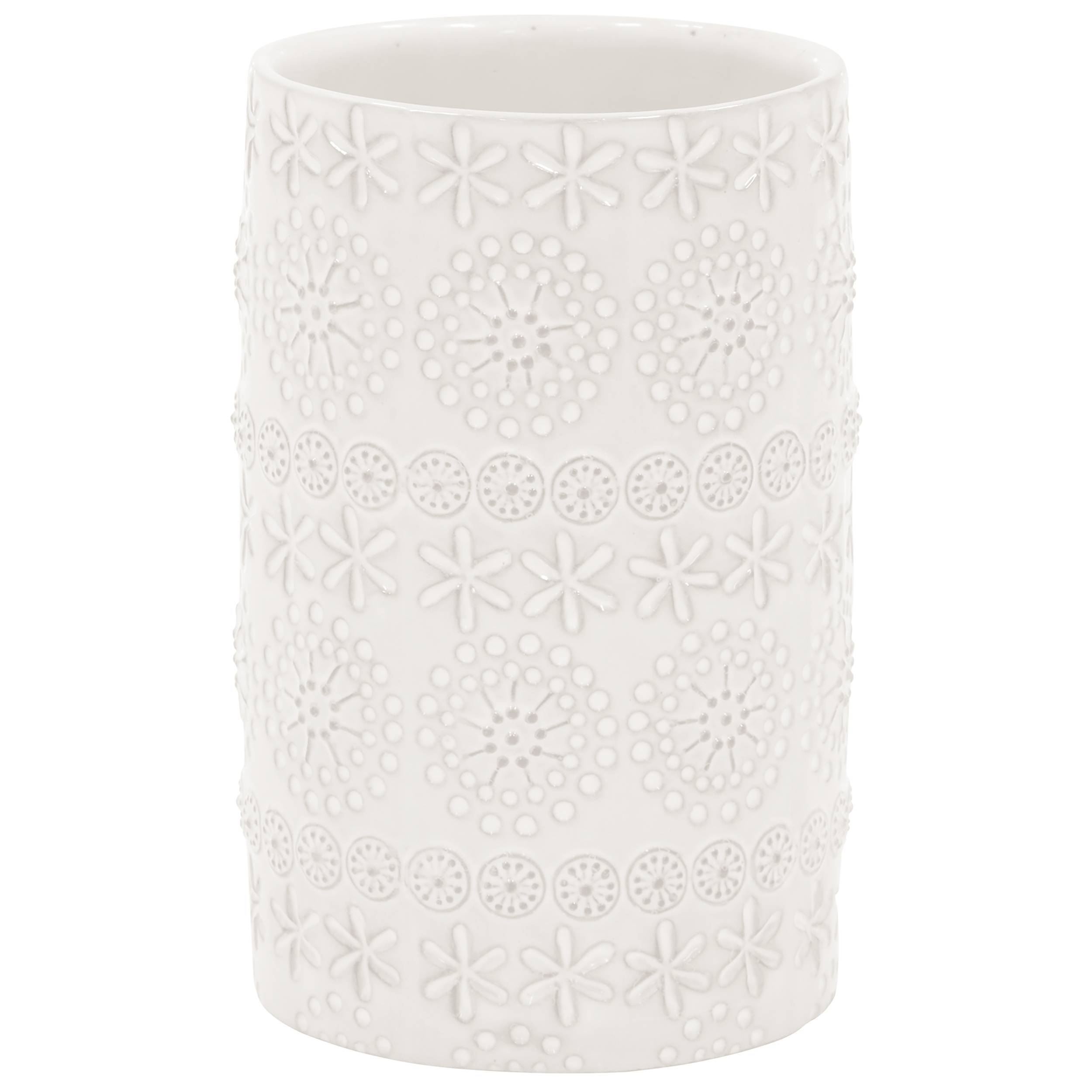 Weiße zylindrische Keramikvase oder Tasse mit geprägtem Blumen- und Punktmuster auf einfachem weißem Hintergrund.