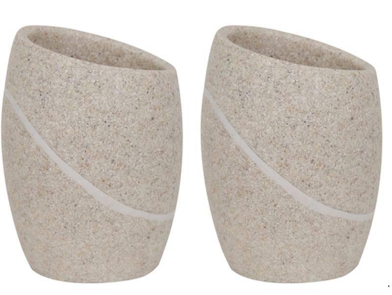 Zwei beige gesprenkelte zylindrische Becher oder Blumentöpfe mit geschwungenen weißen Diagonalbändern, nebeneinander auf weißem Hintergrund dargestellt.