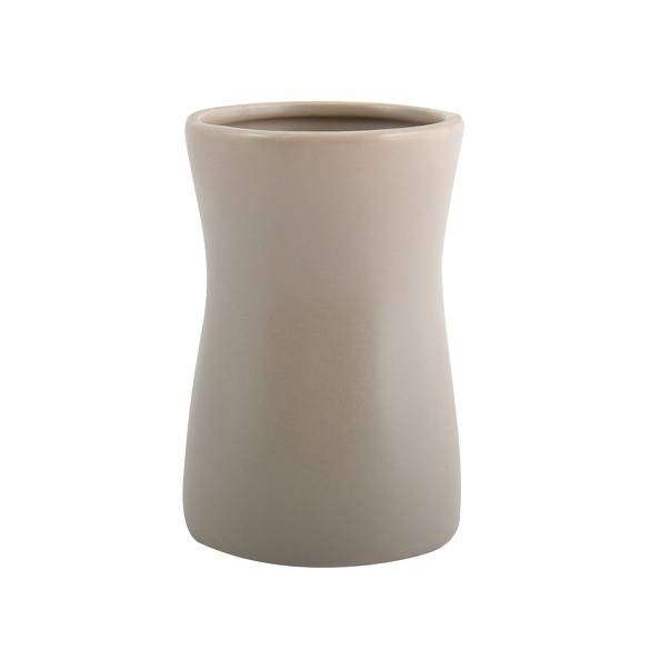 Eine beige, sanduhrförmige Keramikvase auf weißem Hintergrund.