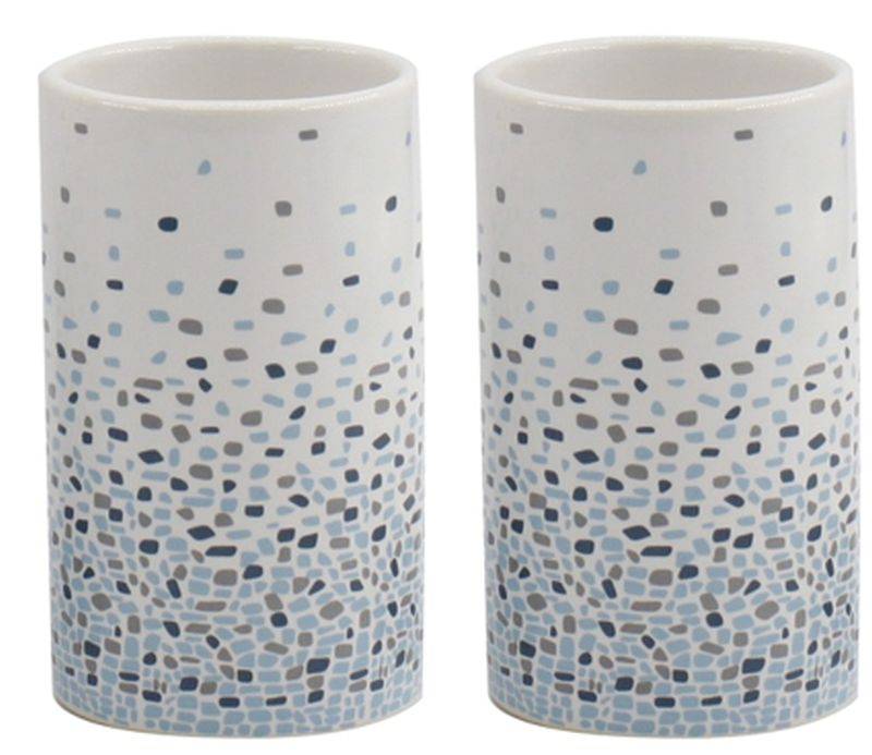 Paar zylindrische weiße Keramikbecher mit blauem und grauem Mosaikpunktmuster