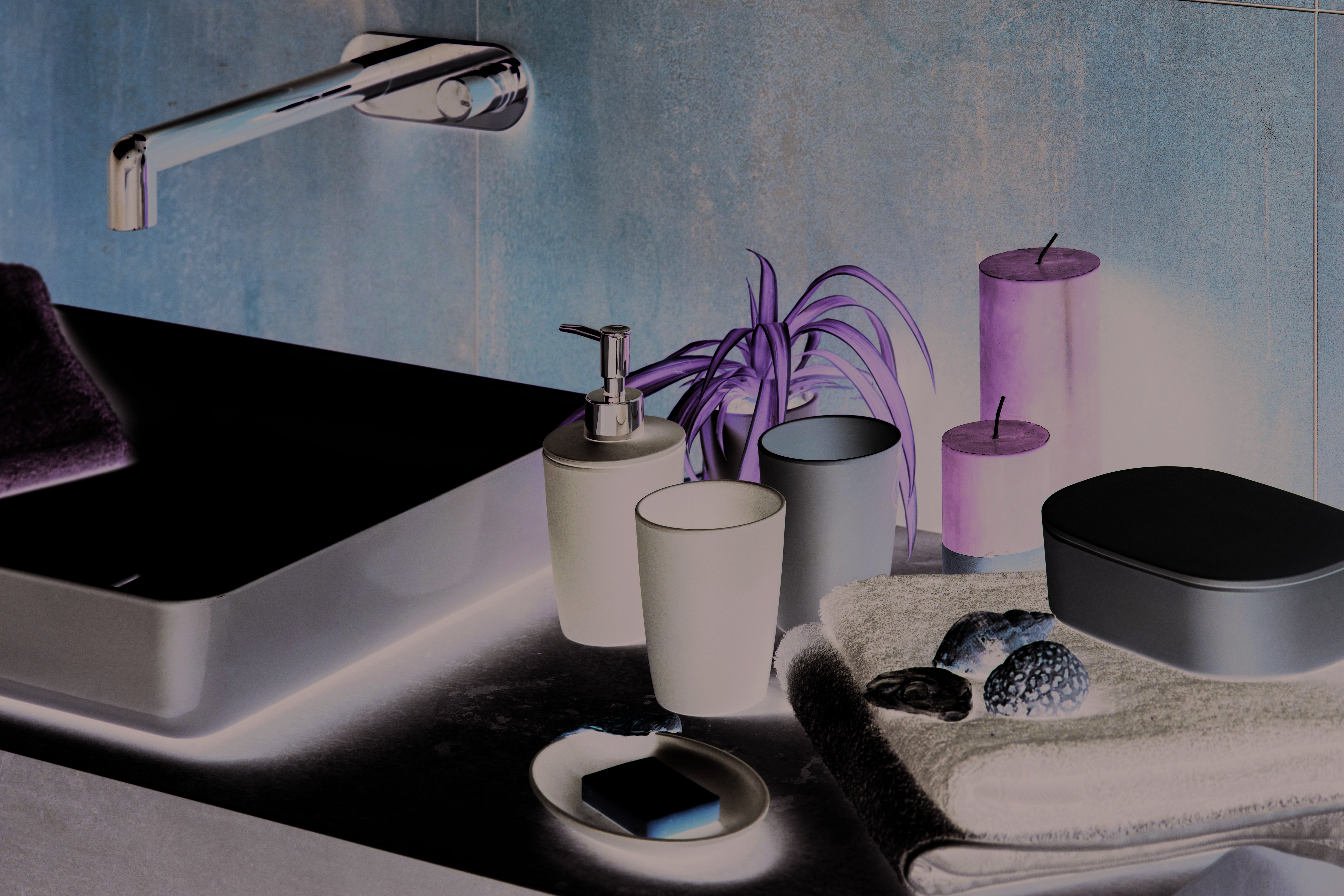 Modernes Badezimmer-Waschtisch mit Aufsatzwaschbecken und Wandarmatur, stilvolles Arrangement mit Seifenspendern, Kerzen, Pflanze, Handtüchern und Badezimmeraccessoires.