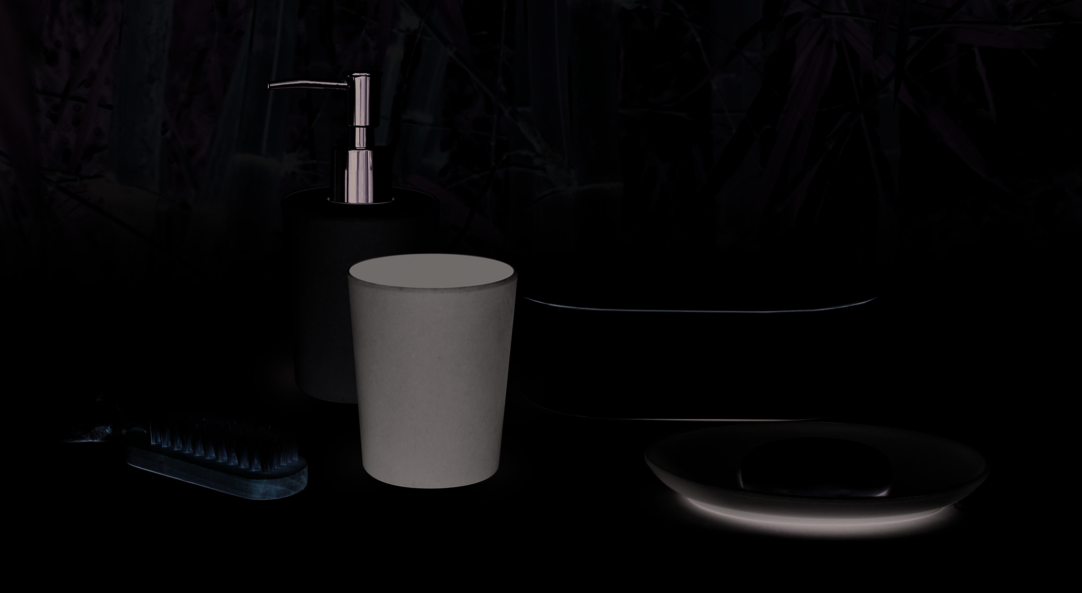 Badezimmeraccessoires auf einer nebligen Oberfläche angeordnet: Seifenspender, Becher, Behälter mit Deckel, Seifenschale mit Seifenstück und eine kleine Bürste.