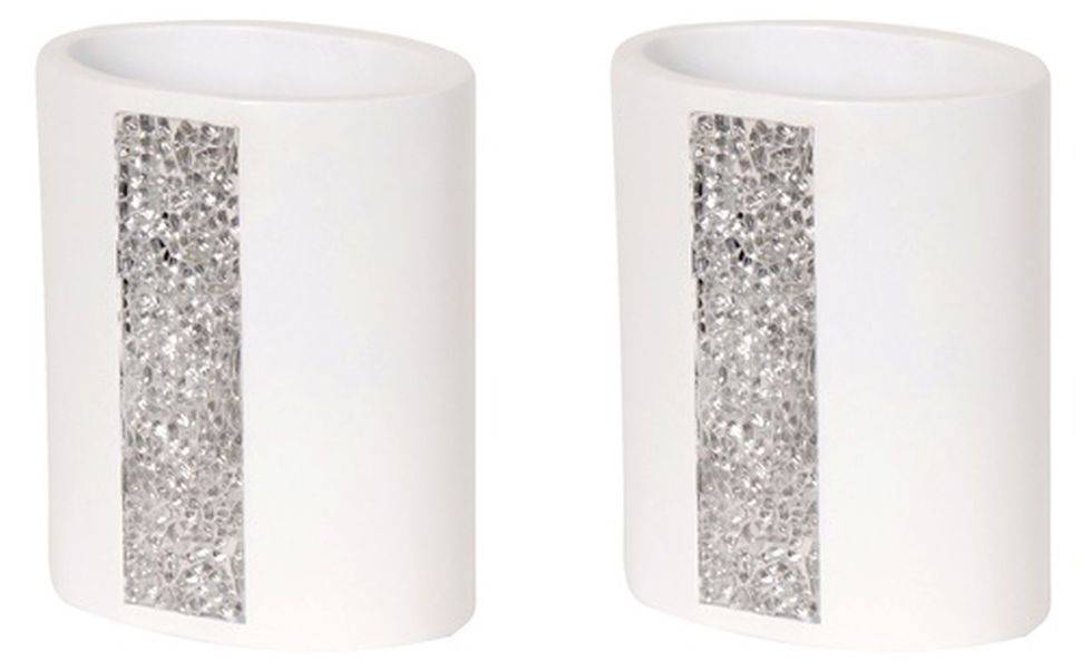 Paar weiße zylindrische Kerzenhalter mit vertikalen silbernen Glitterplatten, nebeneinander auf neutralem Hintergrund gezeigt.