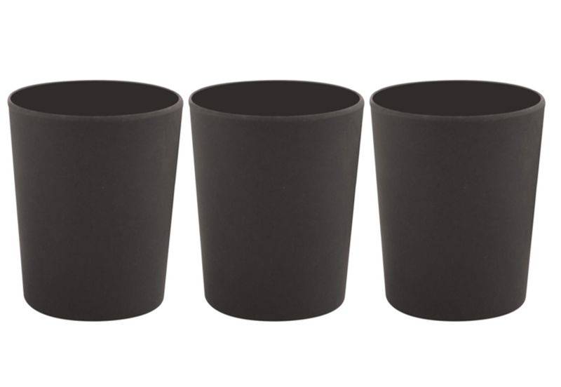 Drei schwarze verjüngte Becher oder Blumenkübel nebeneinander auf weißem Hintergrund angeordnet.