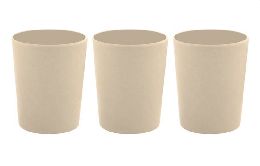 Drei schlichte beige Papiertassen nebeneinander auf weißem Hintergrund angeordnet.