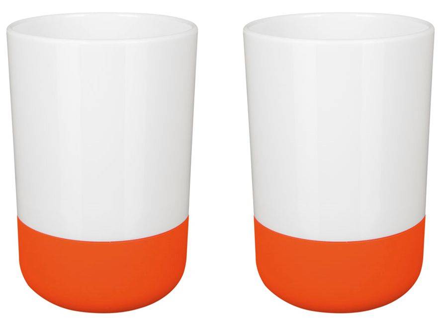 Zwei weiße zylindrische Tassen mit orangefarbigen Böden nebeneinander auf einfachem Hintergrund dargestellt.