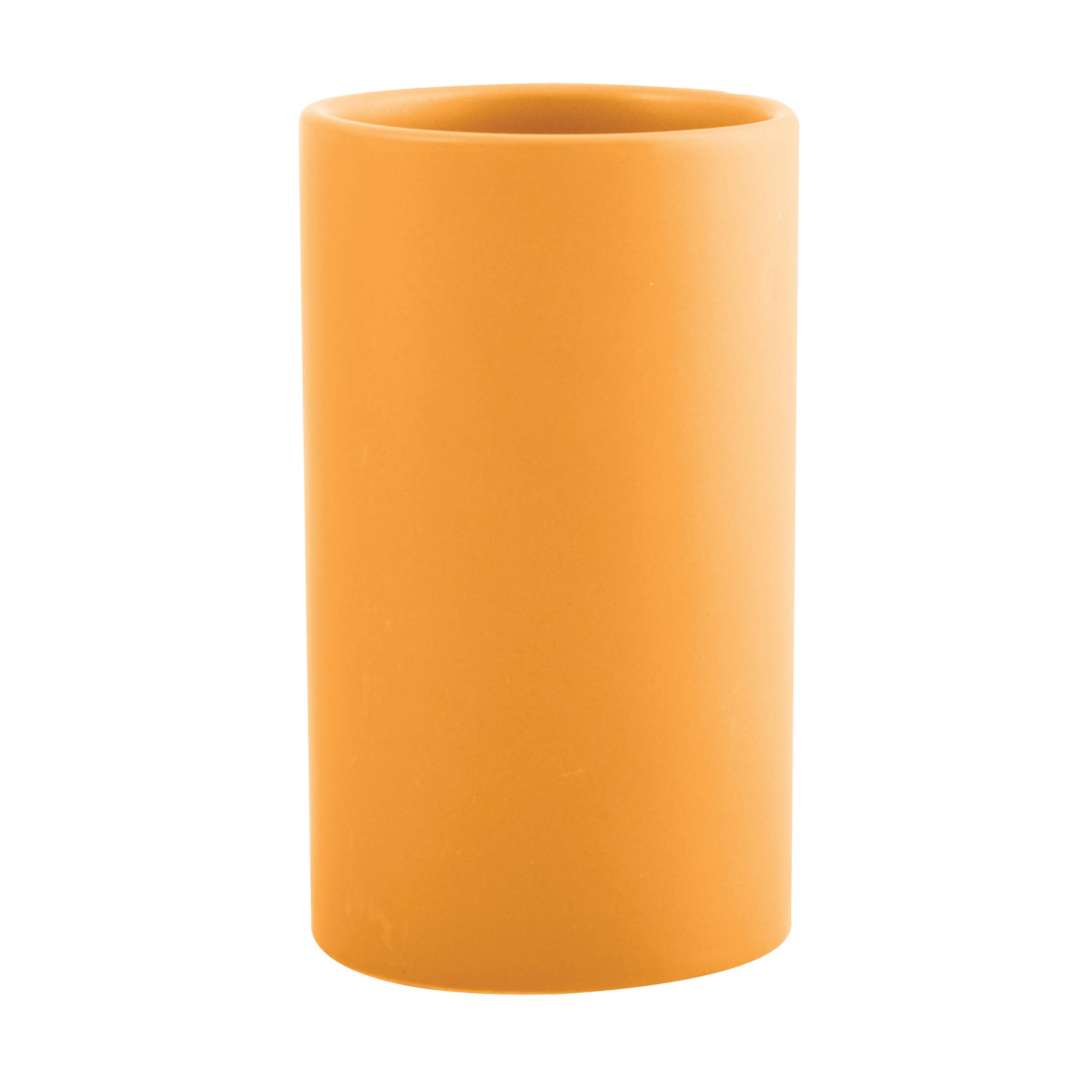 Orangener zylindrischer Kunststoffbecher oder Trinkbecher auf einfachem weißem Hintergrund.