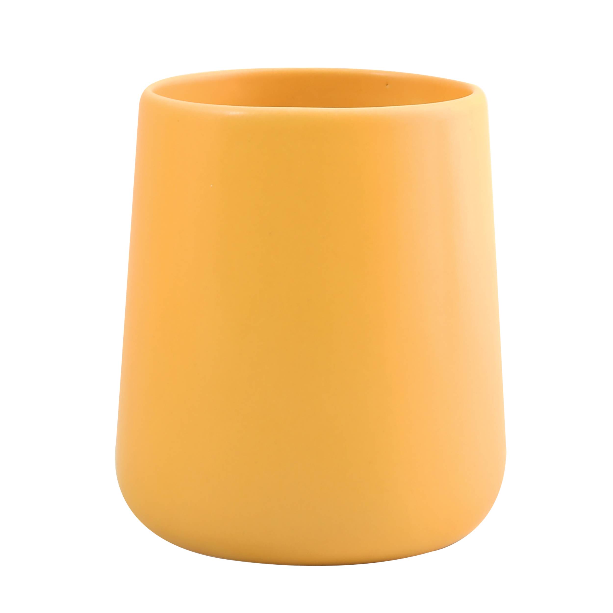 Gelber kegelstumpfförmiger Keramikbecher oder Trinkbecher auf weißem Hintergrund.
