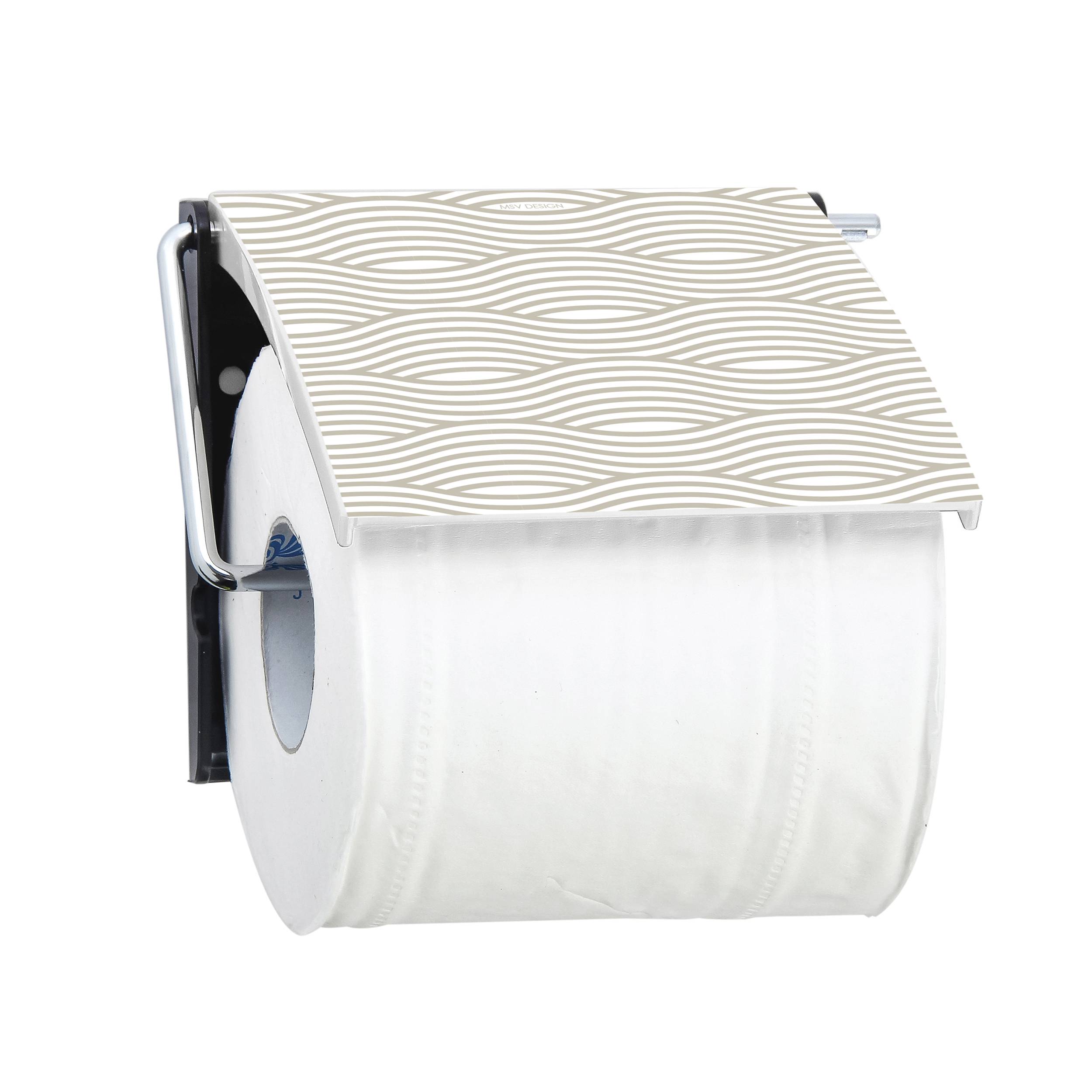 An der Wand montierter Toilettenpapierhalter mit einer Rolle unter einem gemusterten Metallschutz, dargestellt vor weißem Hintergrund.