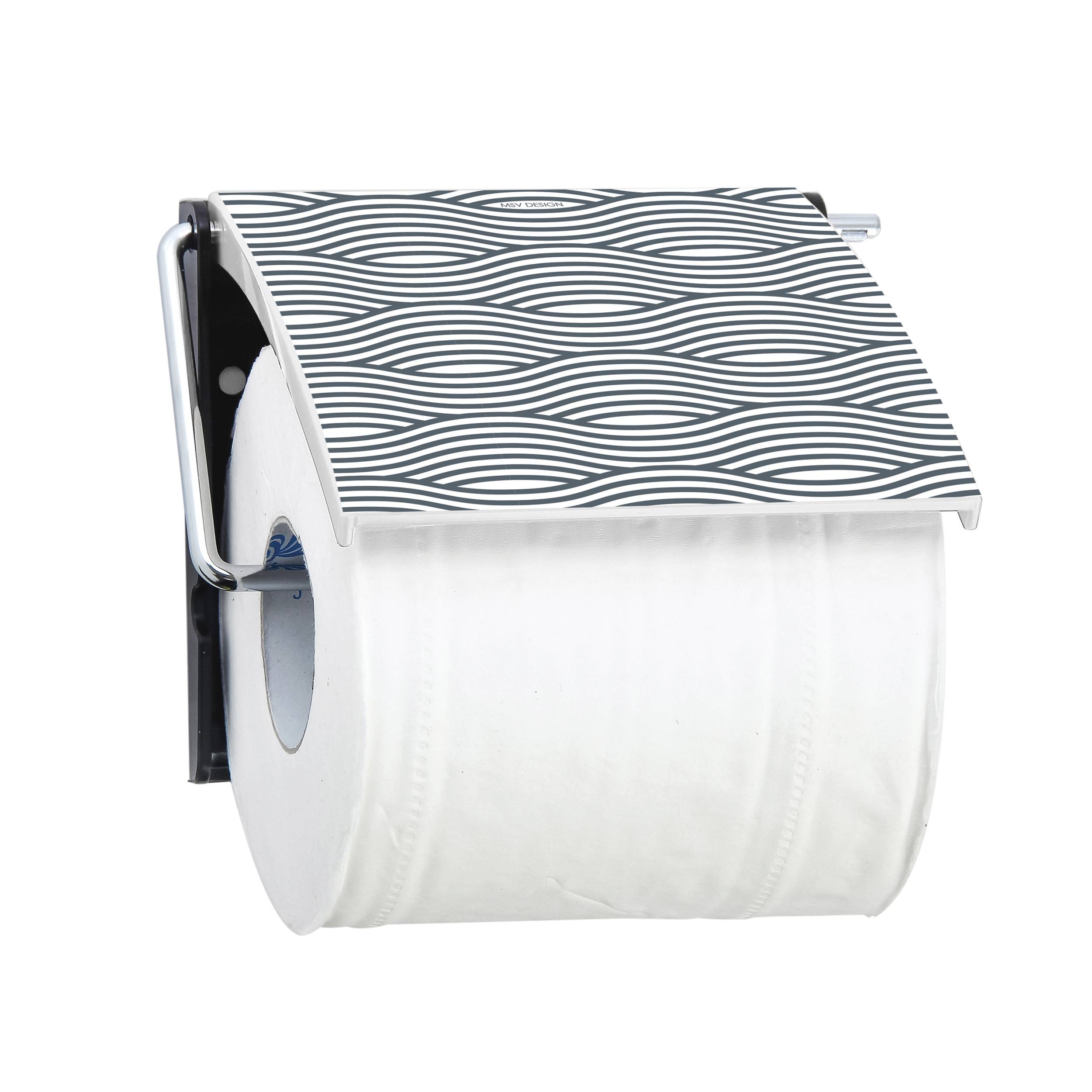 Wandmontierter Toilettenpapierhalter mit schwarzweißer Wellenmuster-Abdeckung und eine Rolle weißes Toilettenpapier