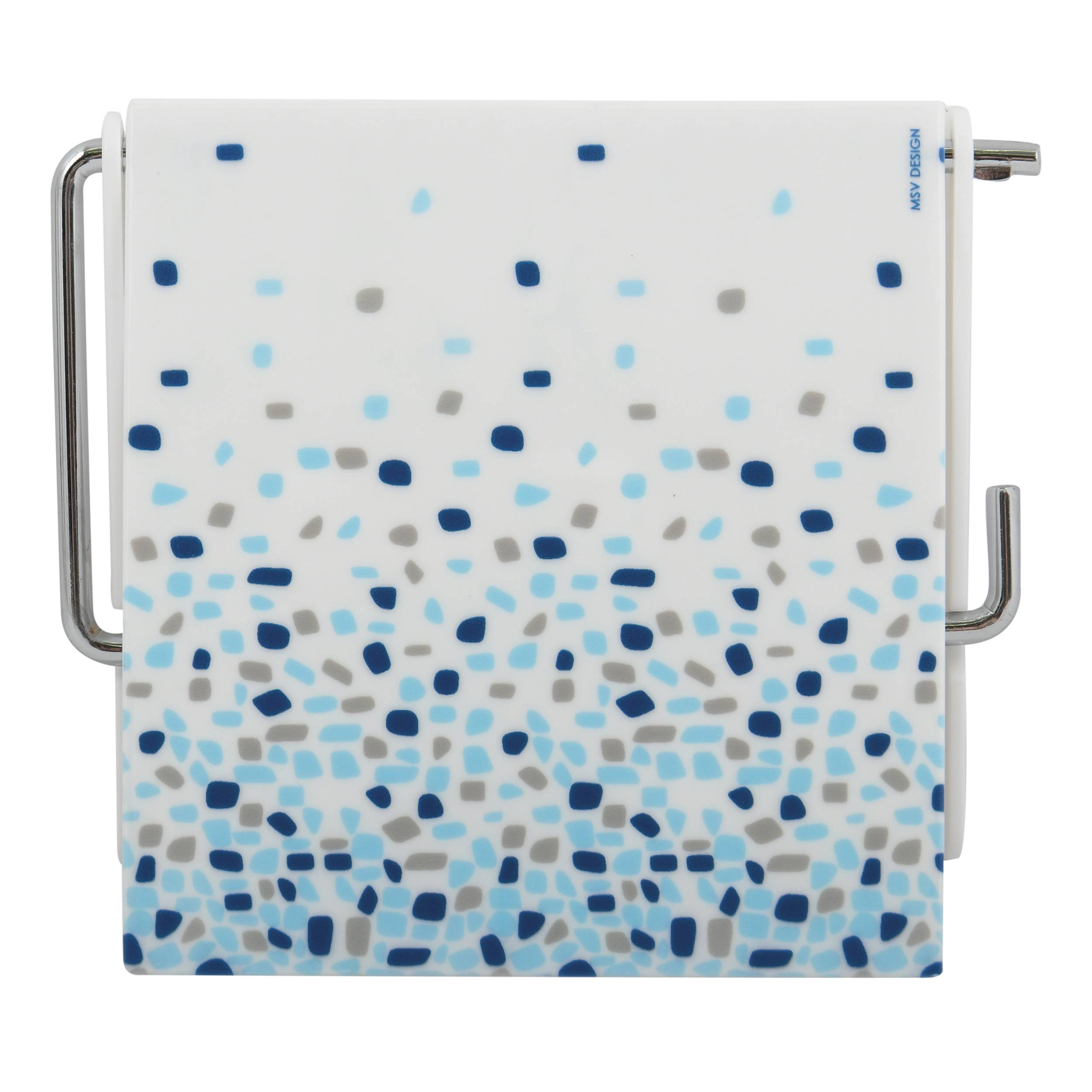 Quadratisches weißes Serviertablett mit Metallgriffen und blaugrauem gesprenkeltem Mosaikmuster.