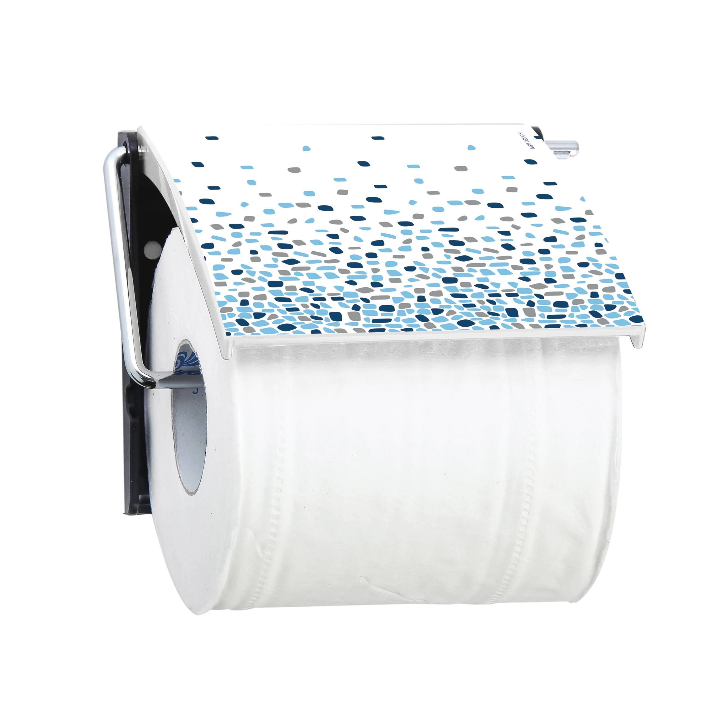 Wandmontierter Toilettenpapierhalter mit einer weißen Rolle und geflecktem Klappdeckel.