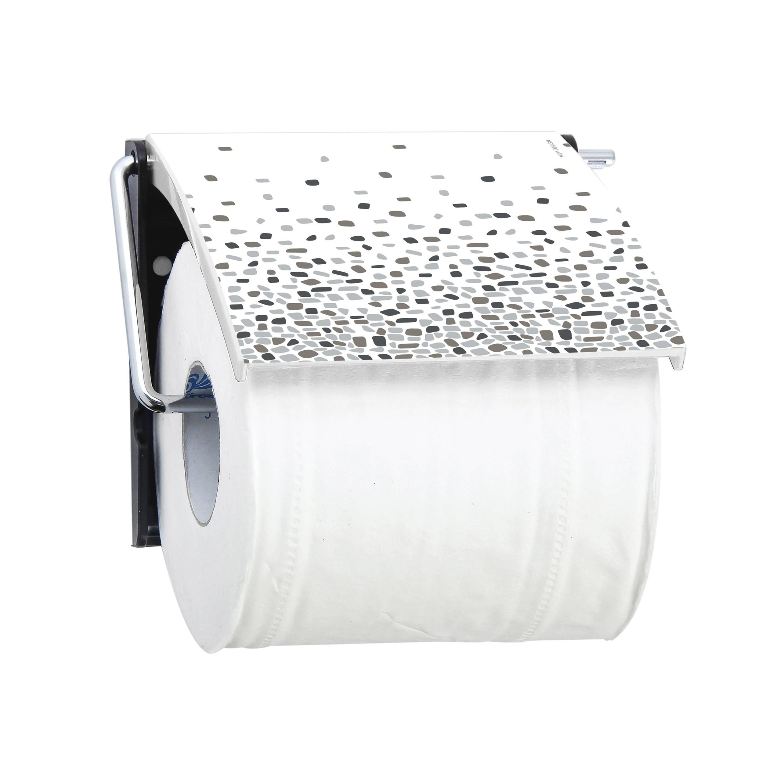 Wandmontierter Toilettenpapierhalter mit einer Rolle und einer gemusterten Schutzabdeckung auf weißem Hintergrund.