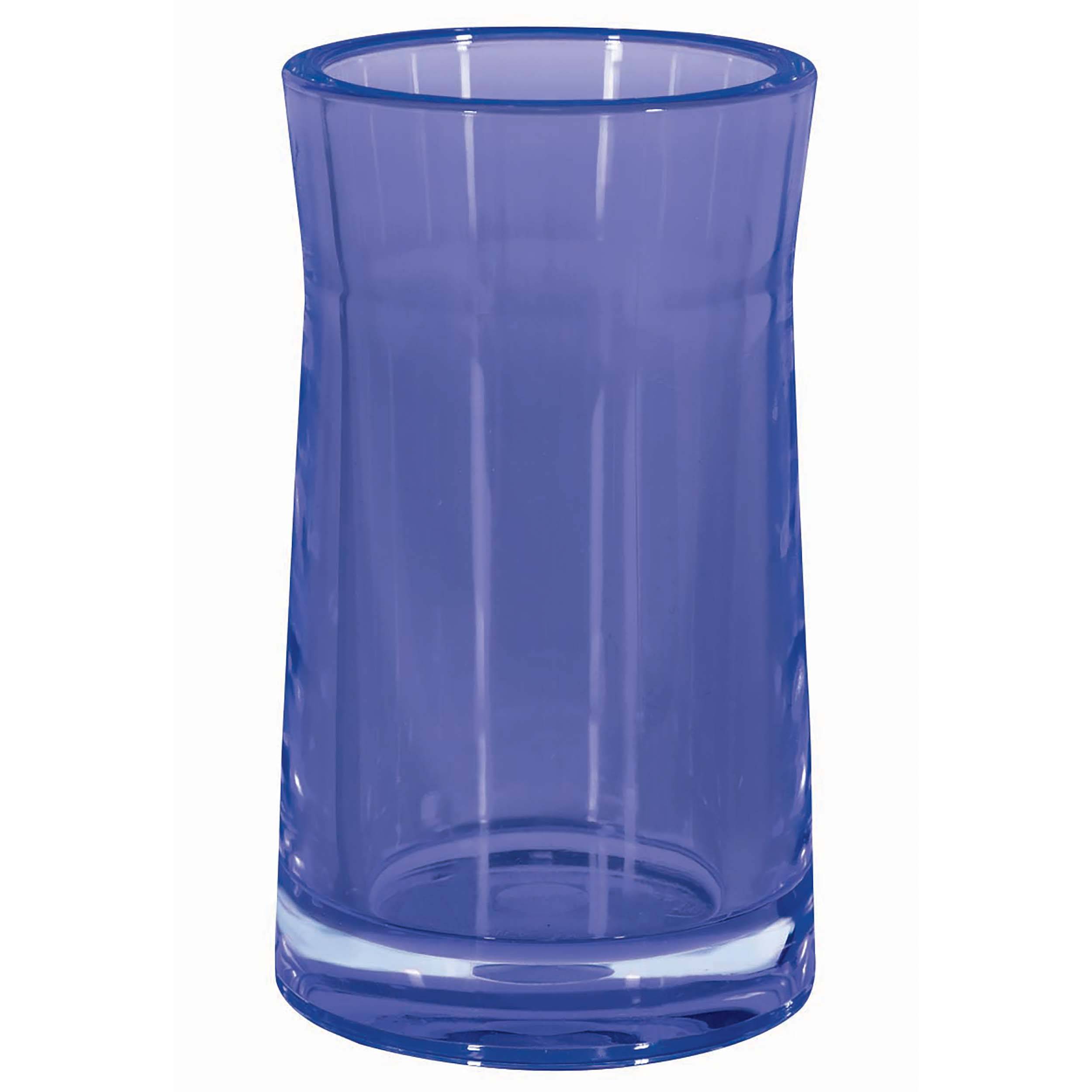 Blaues durchsichtiges Trinkglas auf weißem Hintergrund.