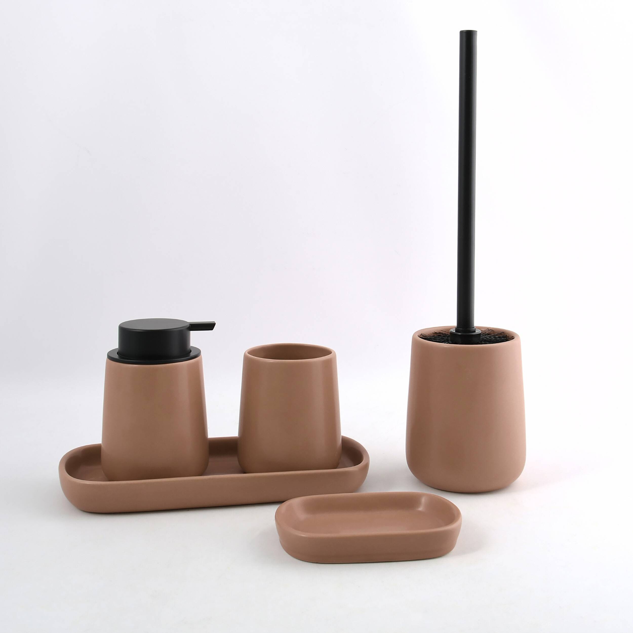 Badezimmeraccessoire-Set aus beige-farbener Keramik: Seifenspender, Zahnputzbecher, Toilettenbürstenhalter, Tablett und Seifenschale auf weißem Hintergrund.