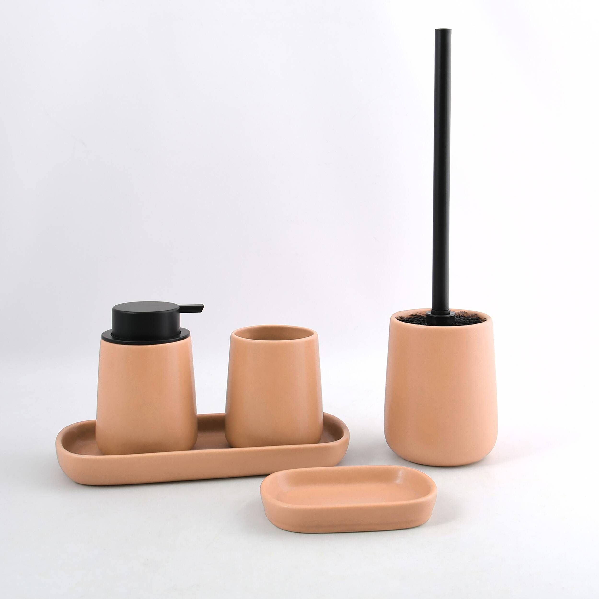 Beige Badezimmer-Accessoire-Set mit Seifenspender, Zahnputzbecher, Toilettenbürsten-Halter, Tablett und kleine Schale auf weißem Hintergrund.