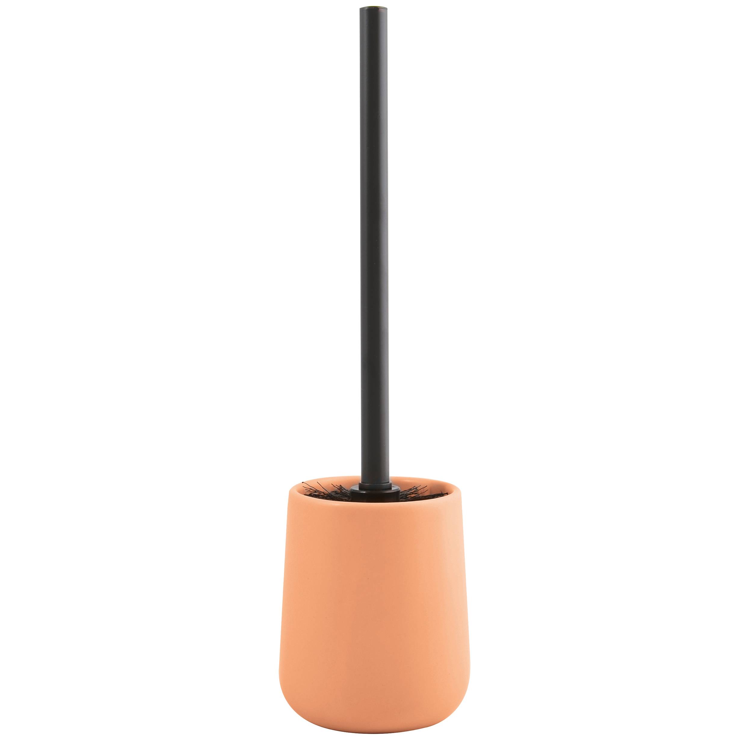Orangefarbener Toilettenbürstenhalter mit schwarzem Griff, isoliert auf weißem Hintergrund gezeigt.