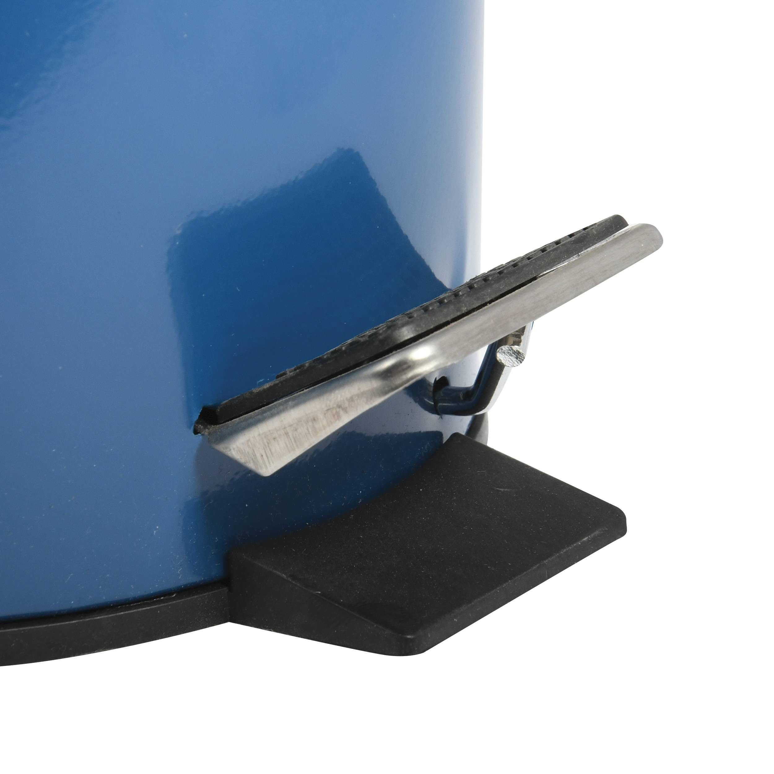Nahaufnahme eines blauen Trommelcontainers mit metallischer Fußpedal-Verriegelung und schwarzer Basisstütze.