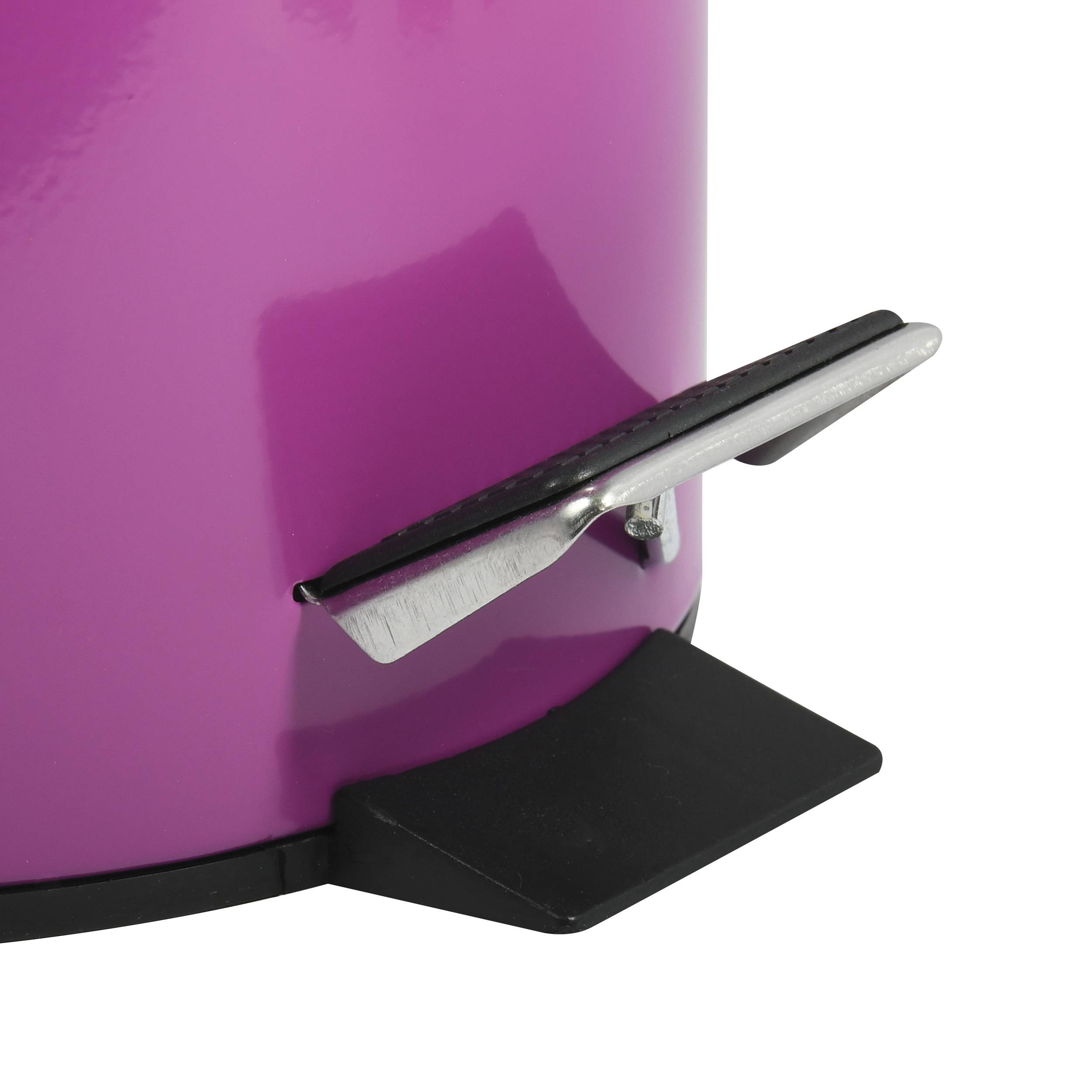 Nahaufnahme eines violetten Mülleimers mit Pedal und Fußhebel auf weißem Hintergrund.