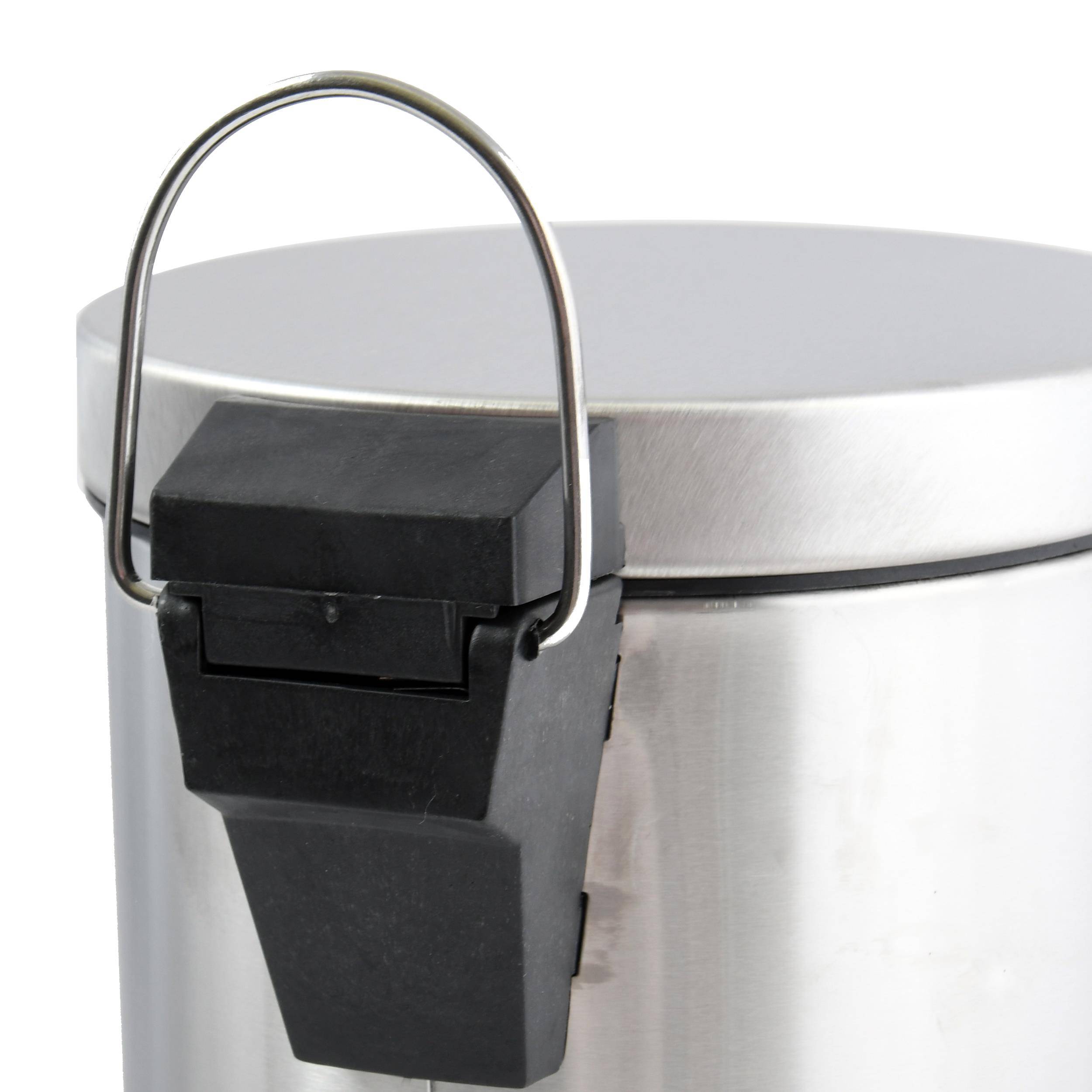 Nahaufnahme eines Edelstahl-Mülleimers mit einem schwarzen Fußpedal und gebogenem Metallgriff auf weißem Hintergrund.