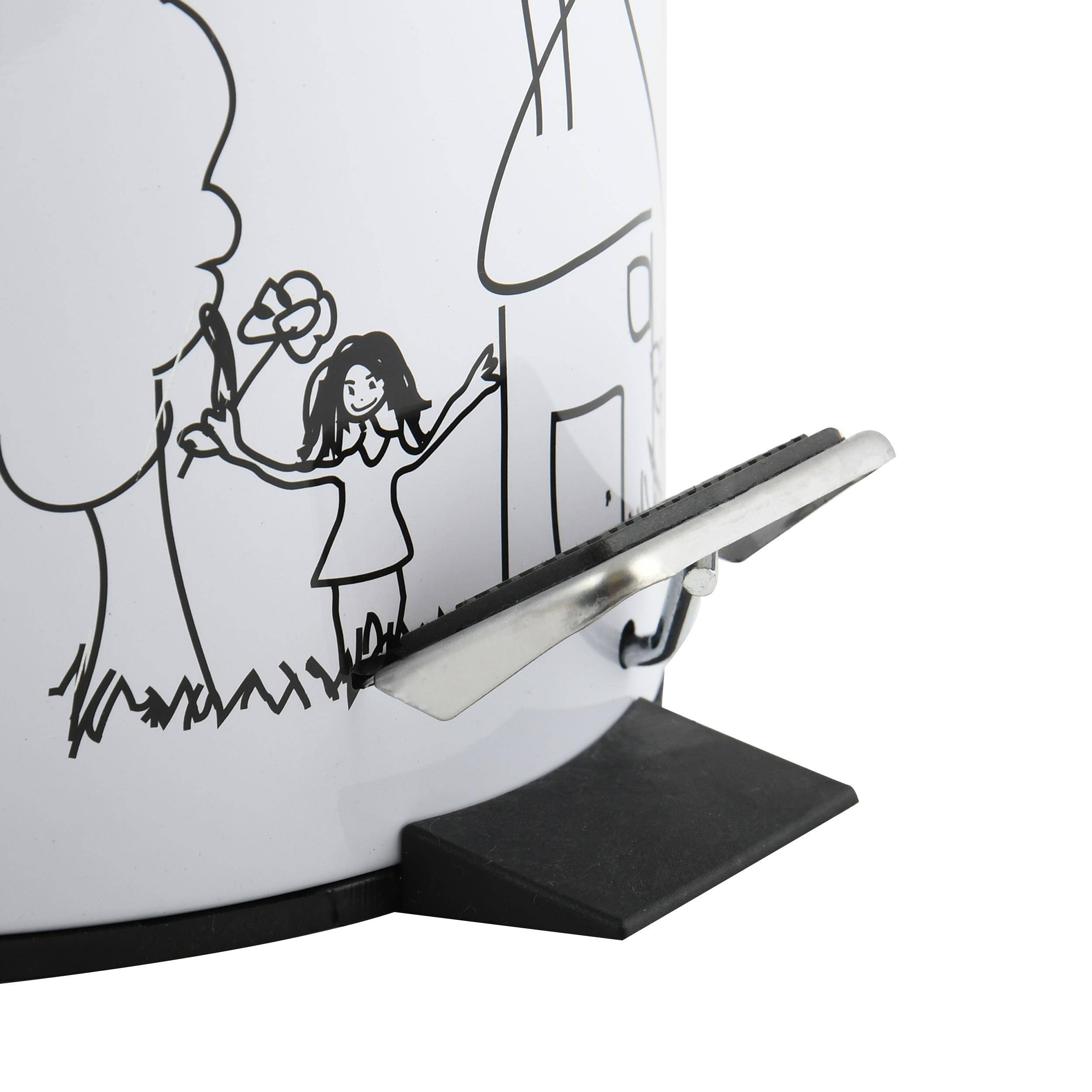 Nahaufnahme einer weißen Tasse mit einer schwarzen Strichzeichnung eines Mädchens im Freien, mit einem beweglichen silbernen Metallausguss oder Henkelaufsatz an der Seite.