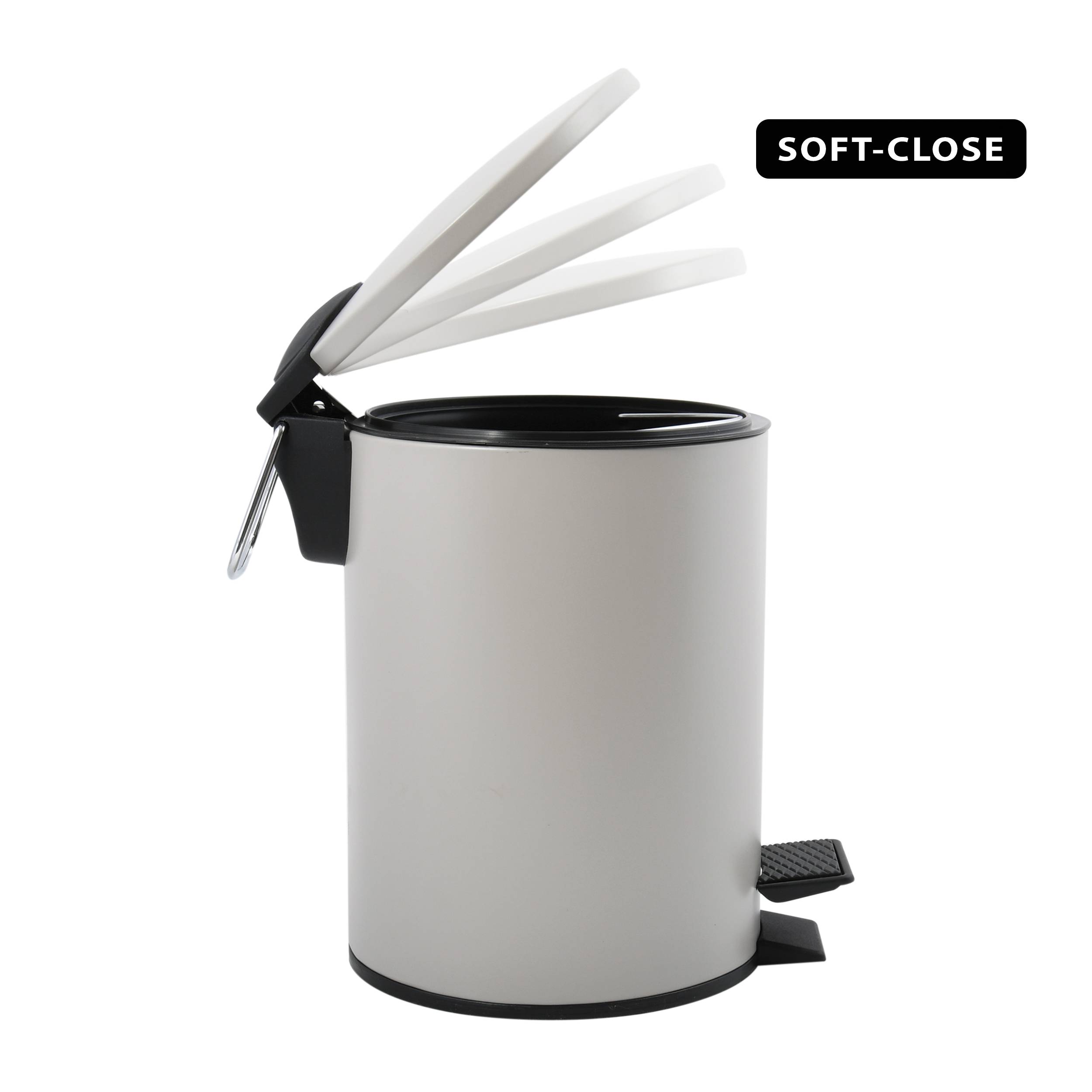 Silberner Treteimer mit offener Soft-Close-Deckelklappe und Fußpedal, dargestellt auf weißem Hintergrund mit 'SOFT-CLOSE'-Beschriftung.