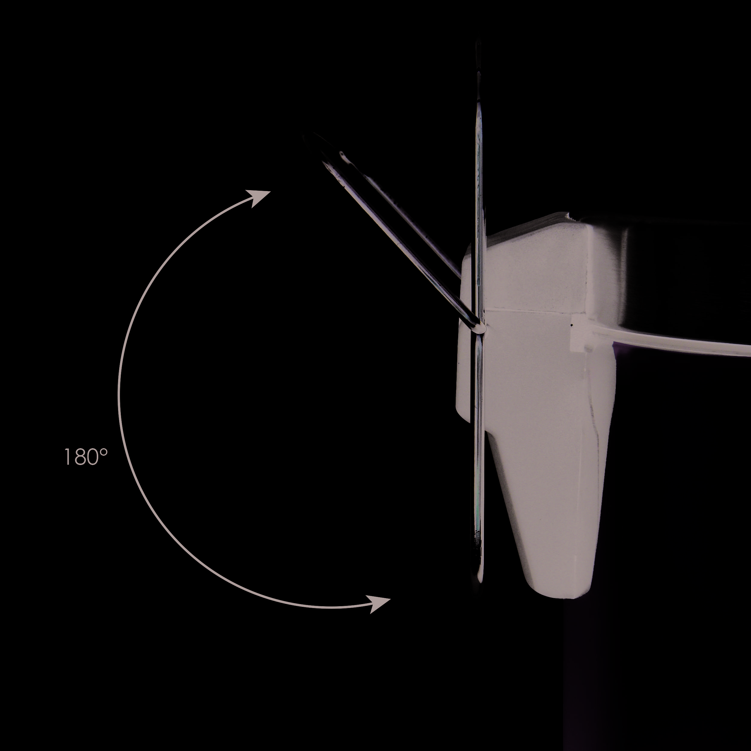 Nahaufnahme einer Verschlussklammer eines Glases, die einen 180°-Drehungspfeil zeigt und angibt, dass sich der Metallring vollständig öffnen und schließen lässt.