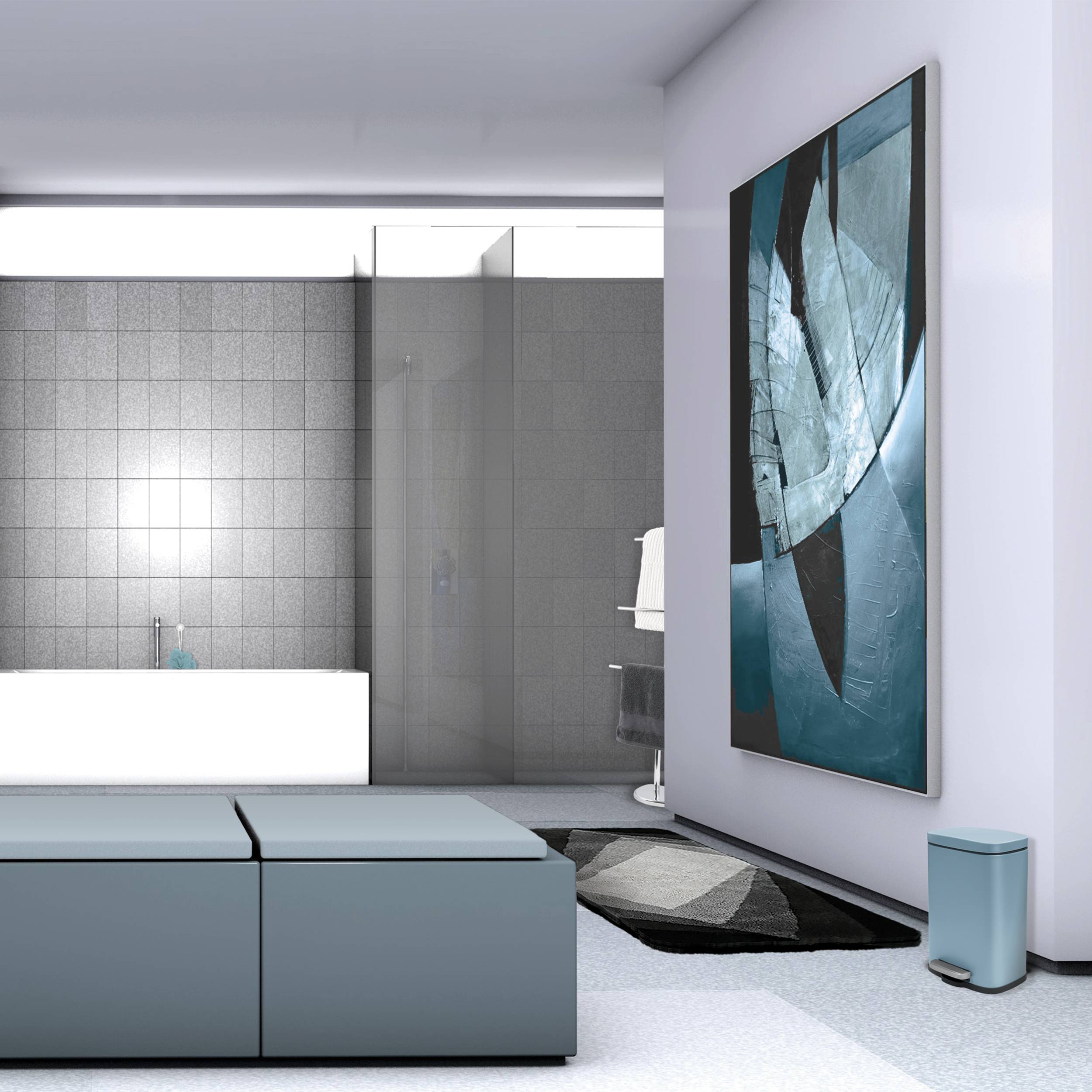 Modernes Badezimmer mit einer Badewanne, gefliester Dusche und Bank; abstrakte Wandkunst hängt neben einem kleinen Abfalleimer und einer Bodenmatte.