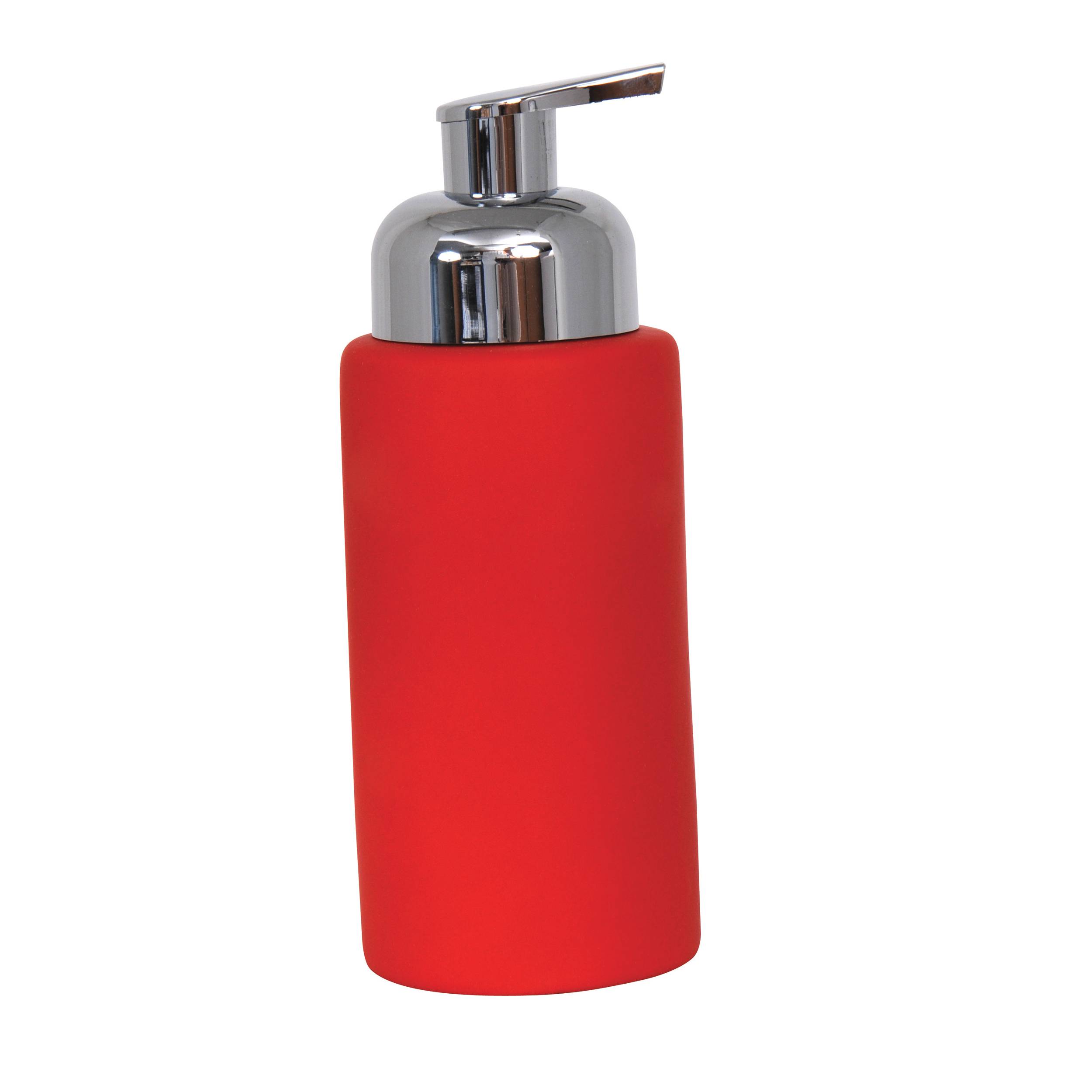 Roter Seifenspender mit verchromter Pumpe auf weißem Hintergrund.
