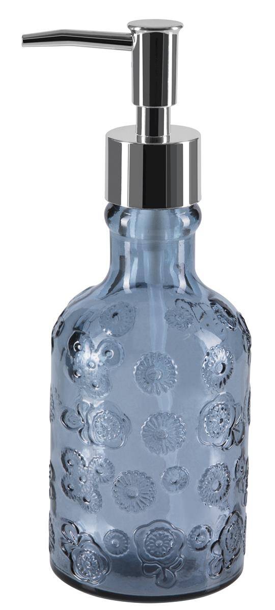 Blauer Glassseifenspender mit verchromter Pumpe und geprägtem Blumenmuster auf der Flasche.
