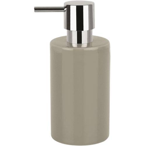Beige Flüssigseifenspender mit Chrompumpe auf weißem Hintergrund.