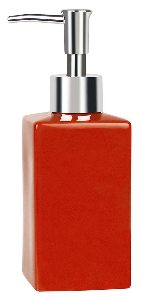 Rote rechteckige Seifenspenderflasche mit silberner Pumpe auf weißem Hintergrund.