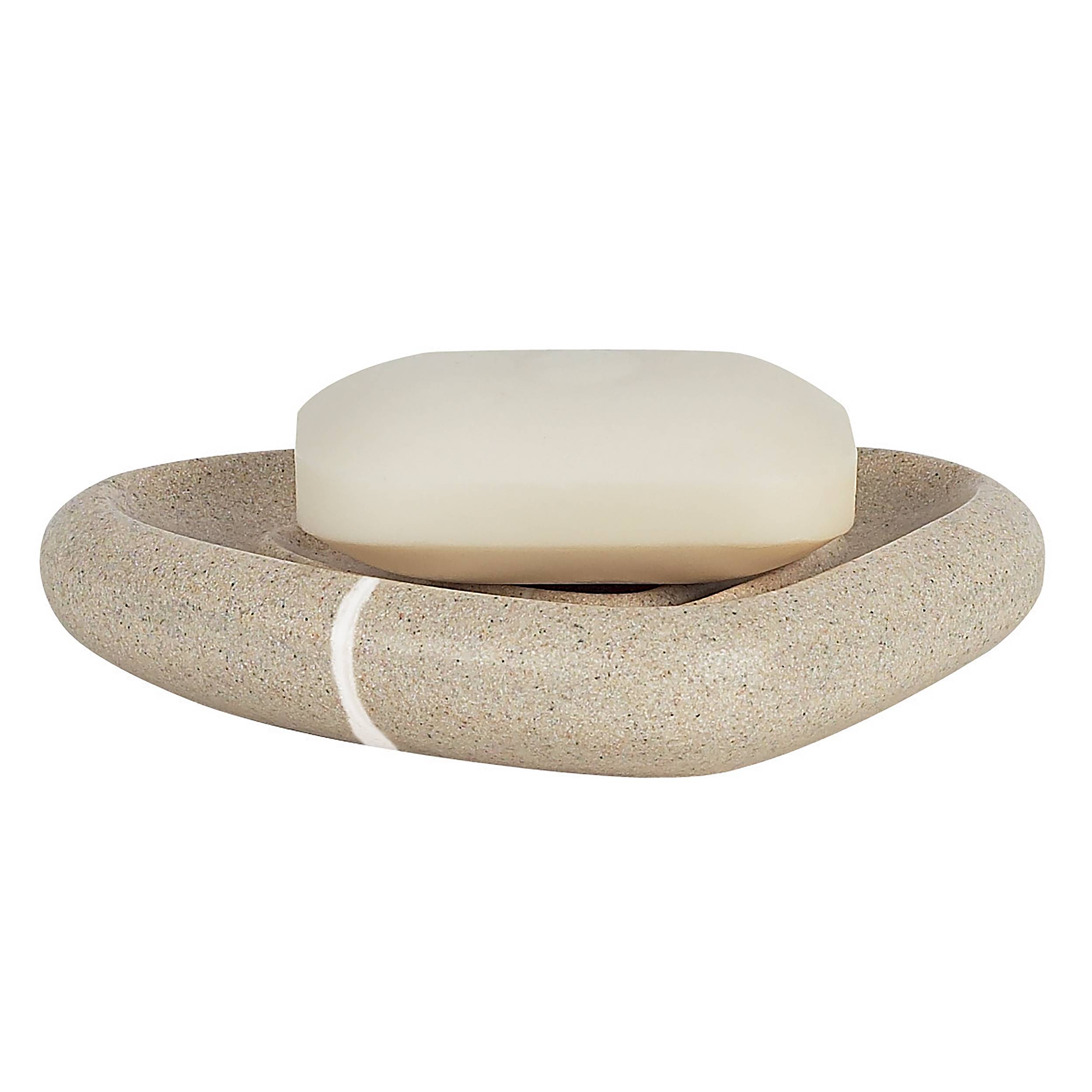 Ovale beige Seifenstange, die in einer strukturierten Stein-Seifenschale mit weißem Streifen auf weißem Hintergrund ruht.