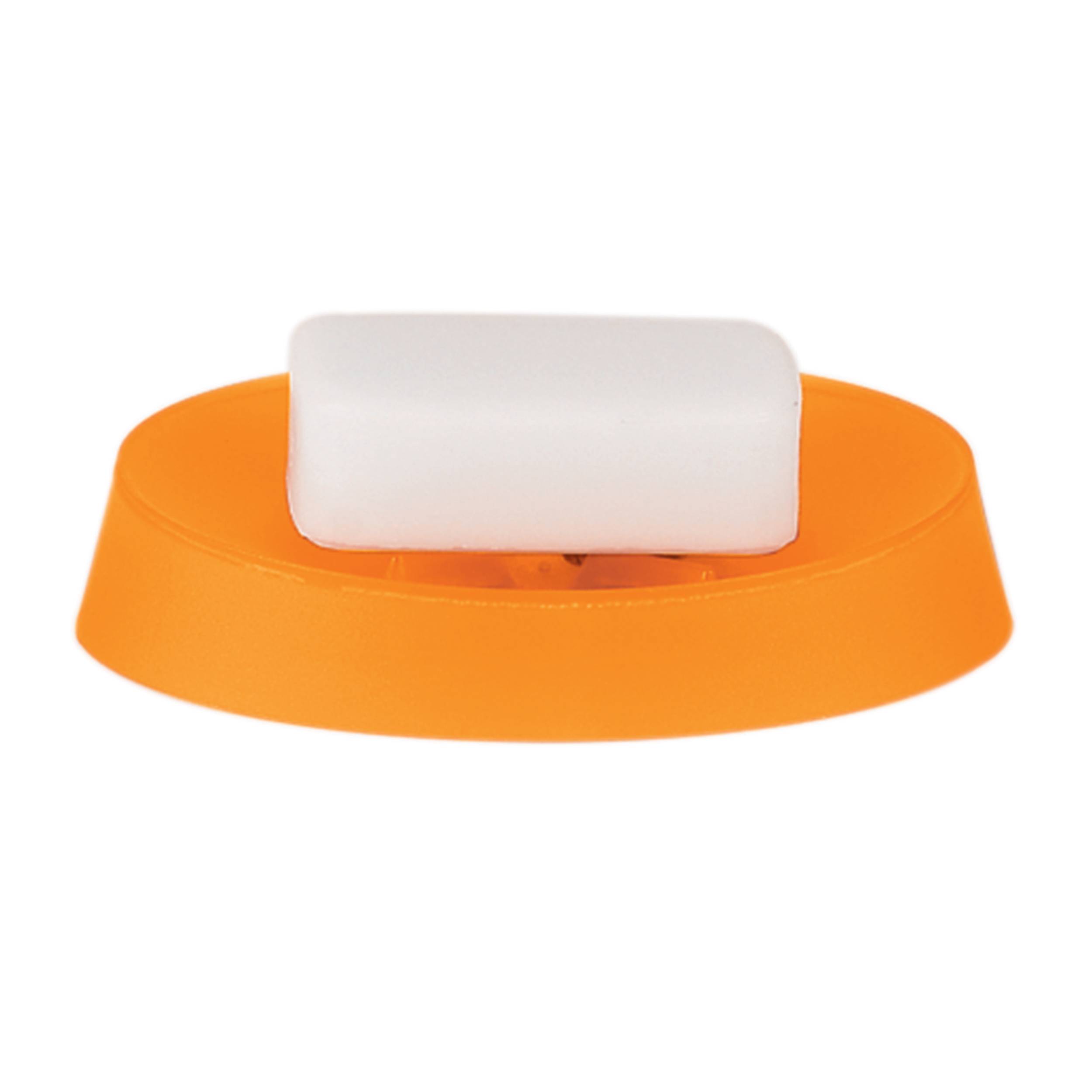 Orangefarbene runde Seifenschale mit einem weißen Stück Seife oben drauf, isoliert auf weißem Hintergrund.