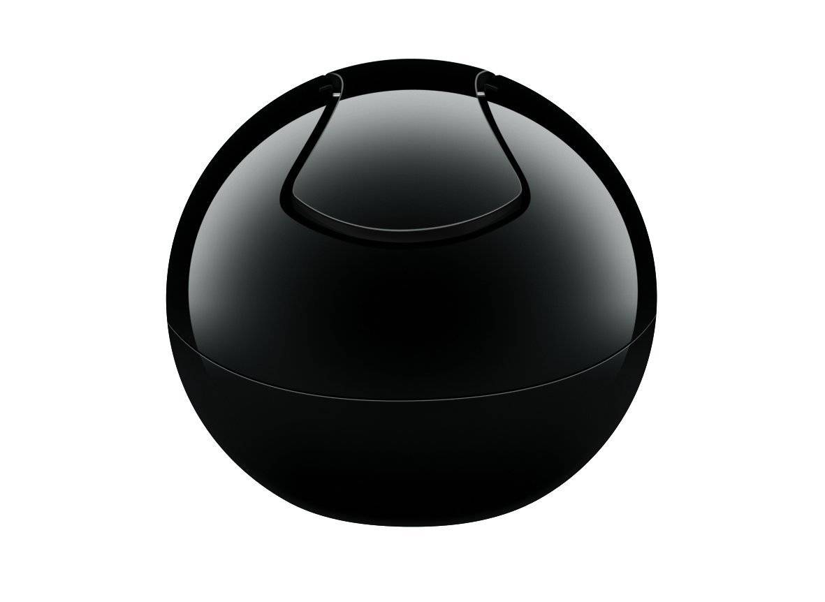 Schwarzes kugelförmiges Objekt mit einem gebogenem oberen Griff, das an einen modernen Behälter mit Deckel oder ein Kosmetikglas erinnert, auf weißem Hintergrund dargestellt