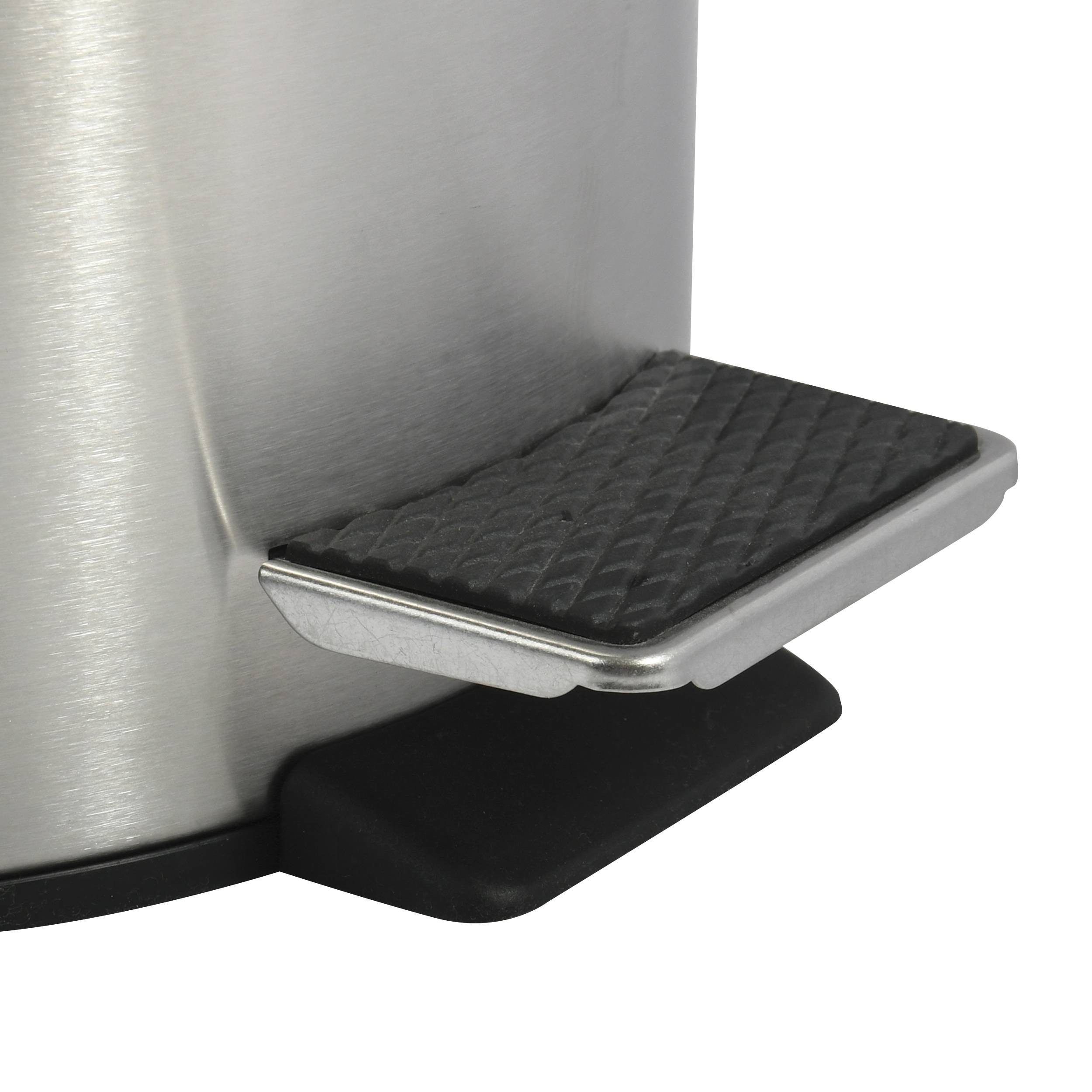 Nahaufnahme eines Fußpedals aus Edelstahl für einen Mülleimer mit strukturiertem schwarzem Profil und schwarzer Basis.