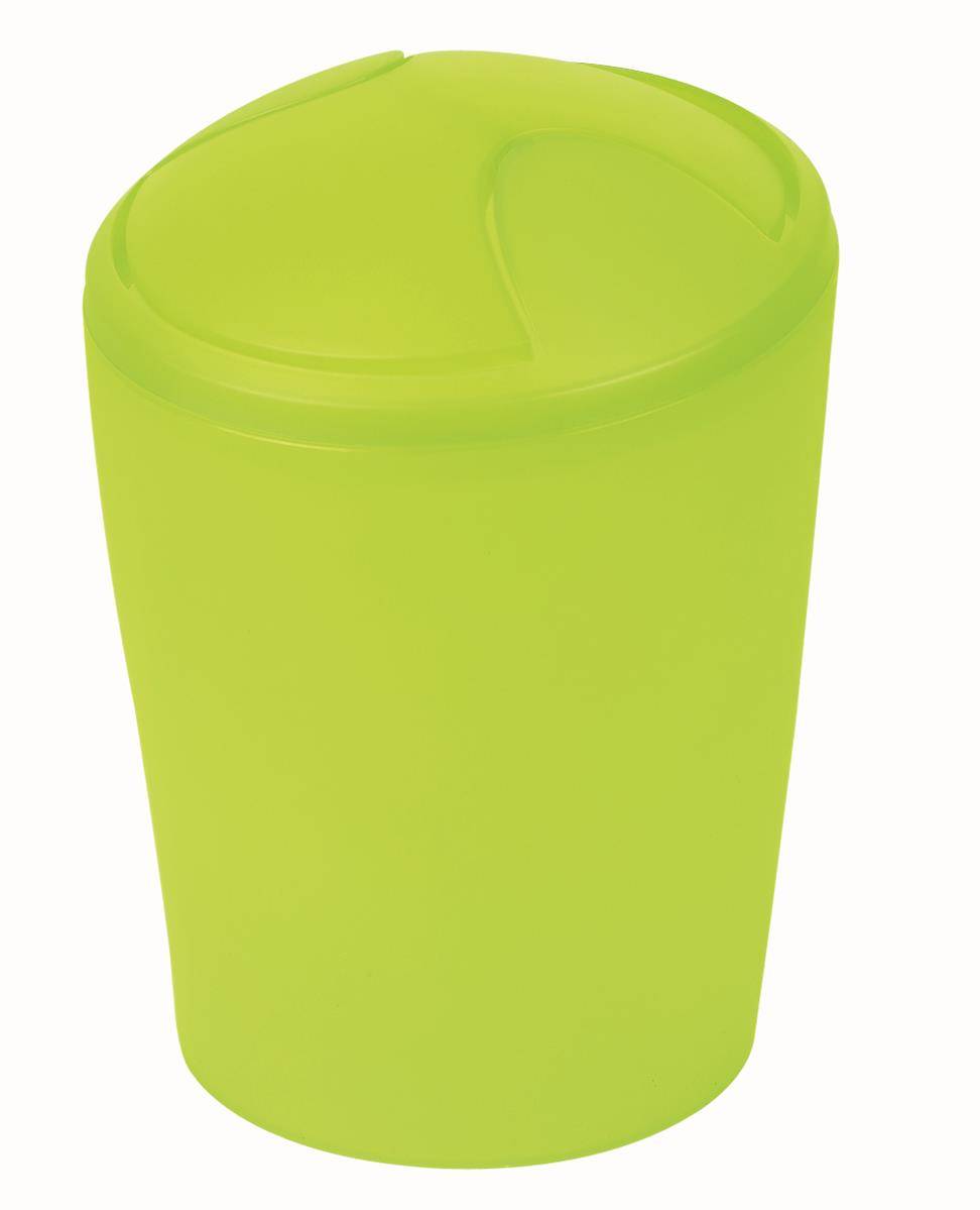 Leuchtend grüner Kunststoffbecher mit passendem Schnappdeckel auf weißem Hintergrund.