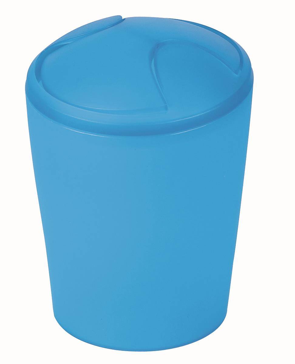 Blauer Kunststoffbecher mit passendem Deckel auf weißem Hintergrund.