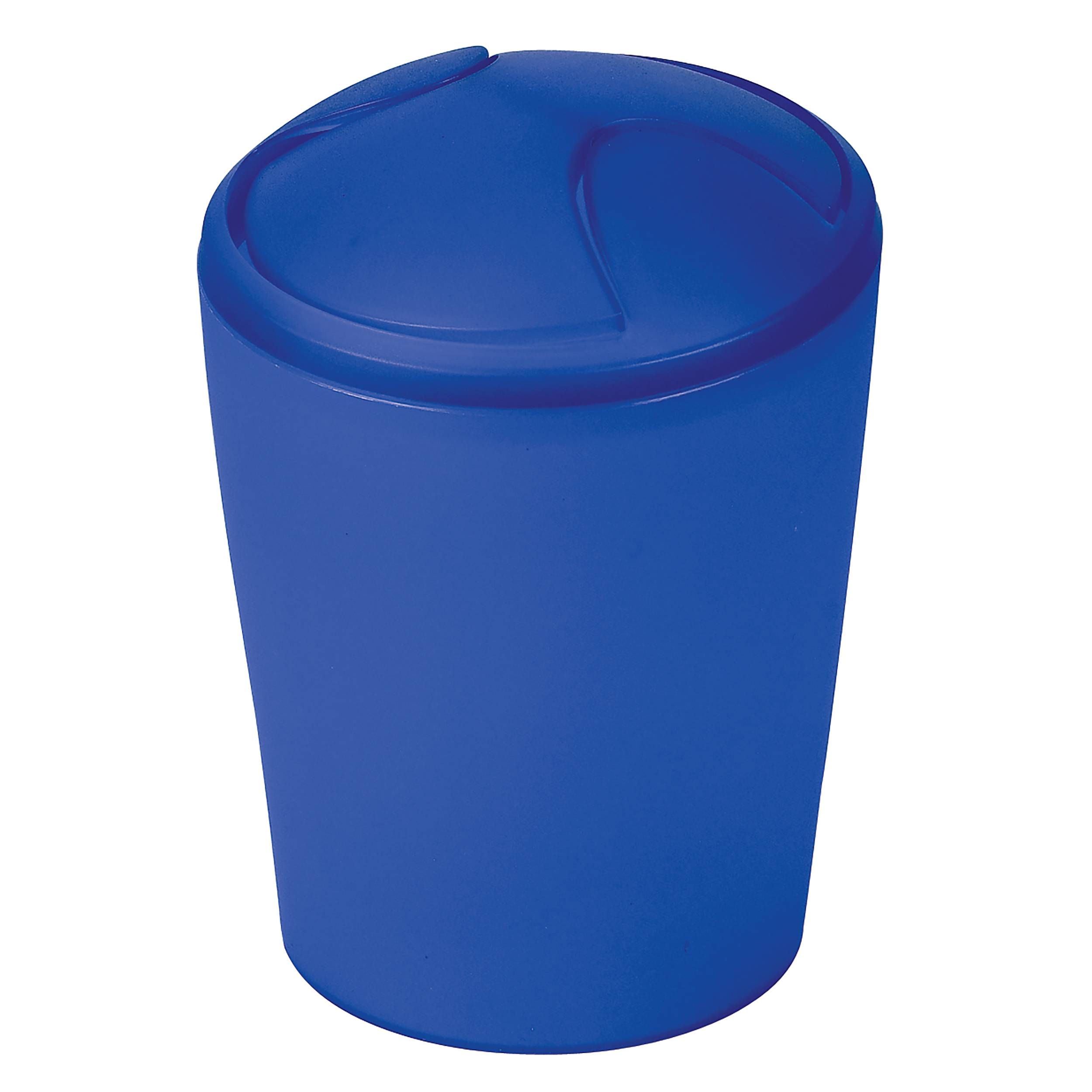 Blauer Kunststoffbecher mit Schnappdeckel, isoliert auf weißem Hintergrund dargestellt.