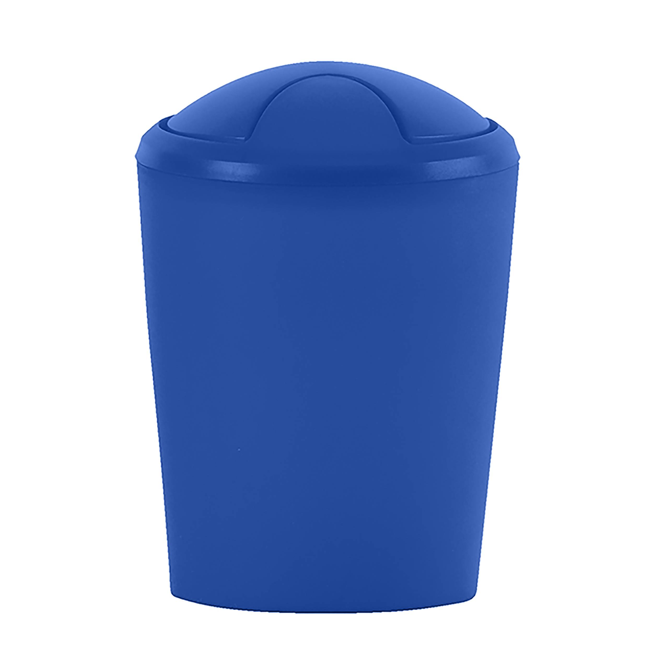 Blauer Mülleimer mit Deckel auf weißem Hintergrund.