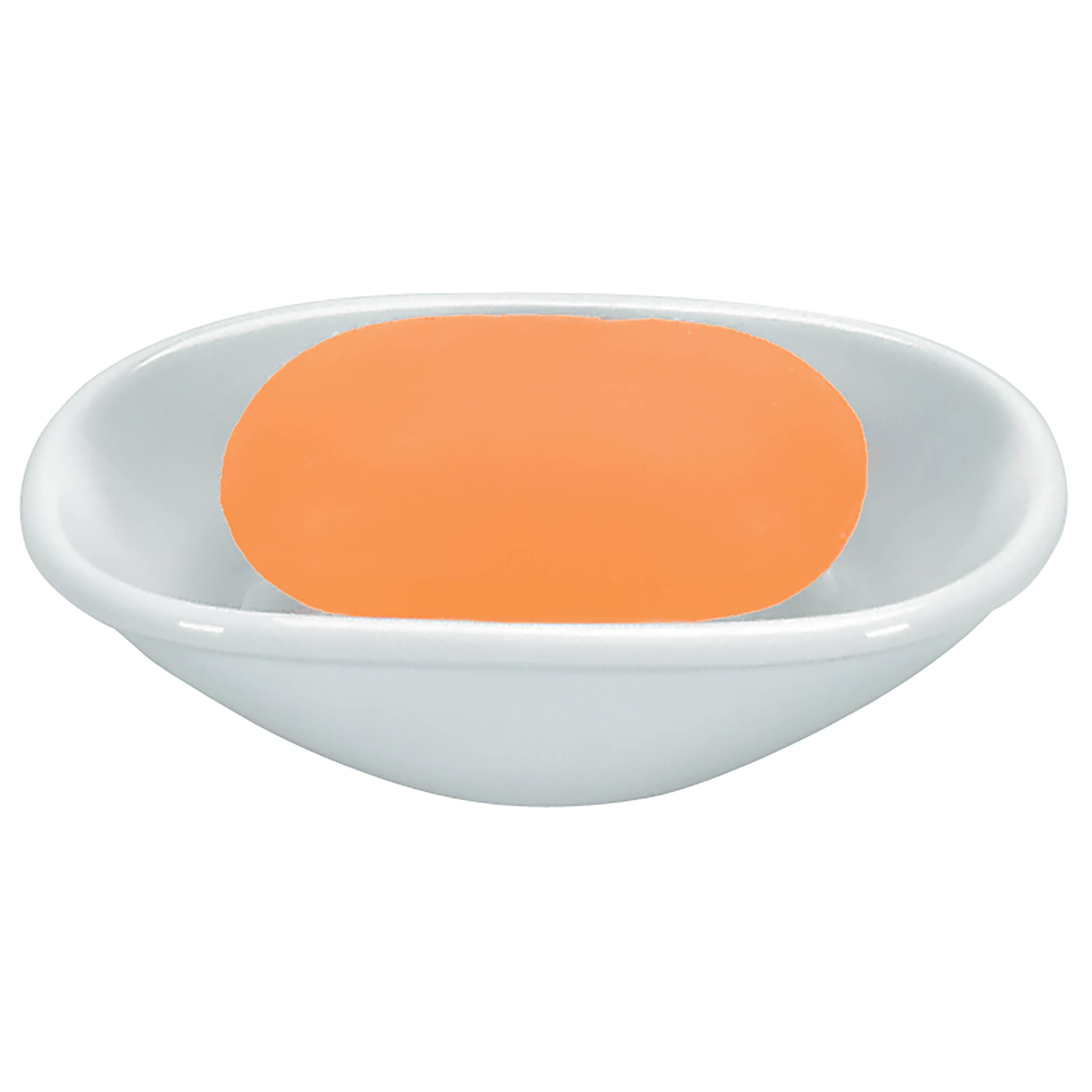 Weiße ovale Schüssel mit einem glatten orangefarbenen runden Objekt in der Mitte auf einem einfachen Hintergrund.