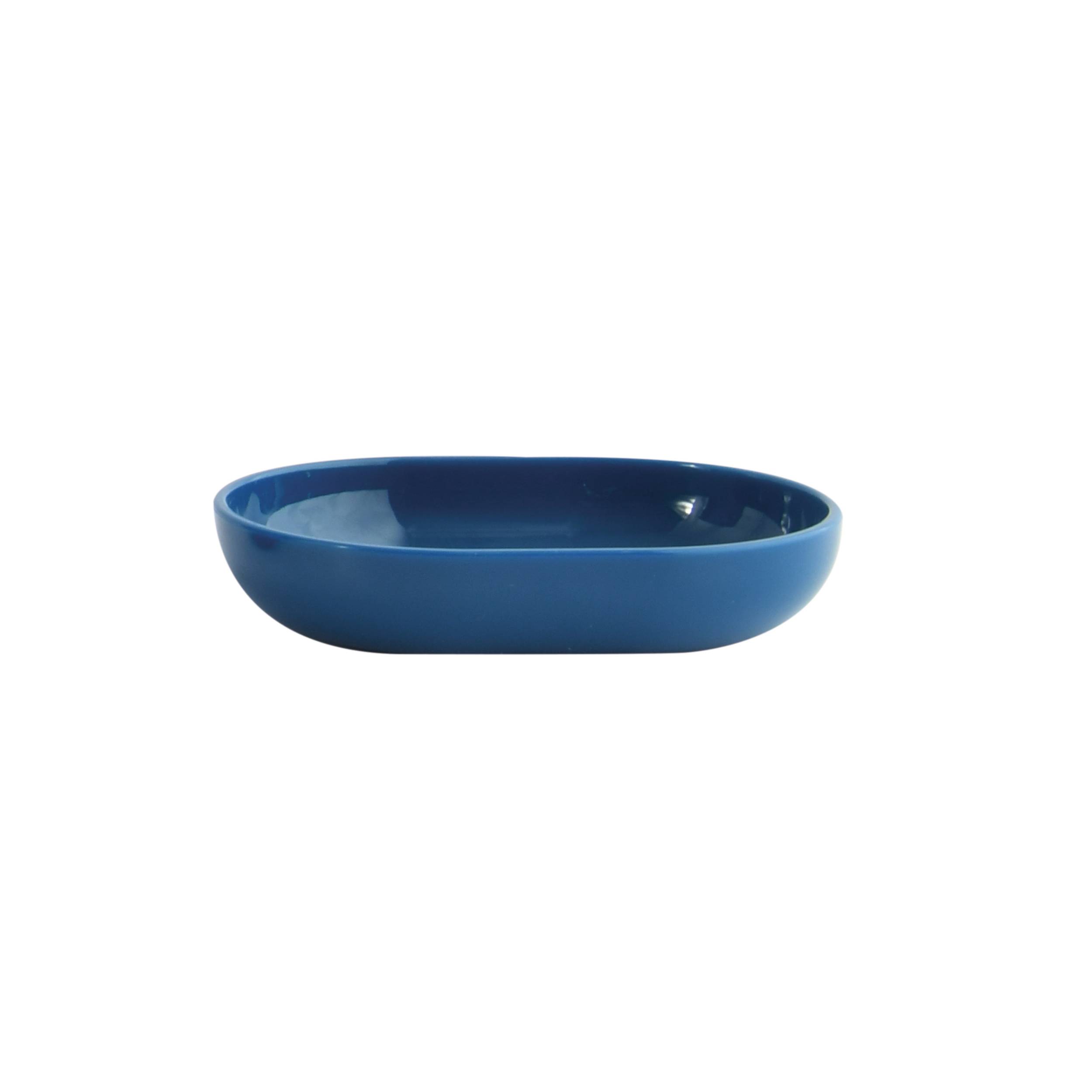 Blaue ovale Servierplatte auf weißem Hintergrund.