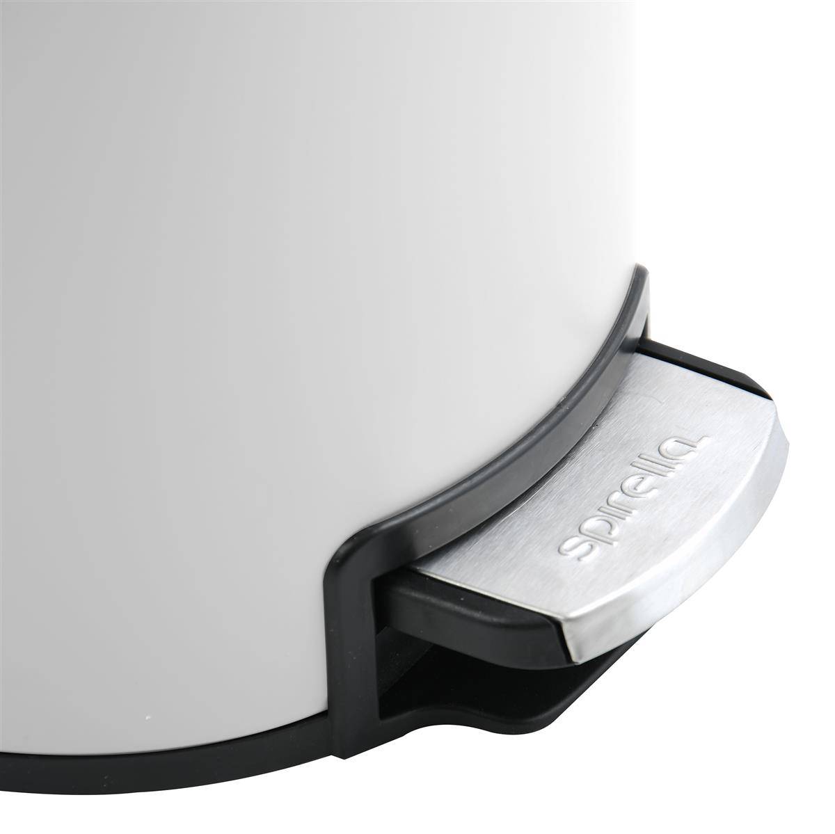 Nahaufnahme eines Edelstahl-Fußpedals, das an einem weißen zylindrischen Mülleimer mit der Aufschrift "simplehuman"" befestigt ist.